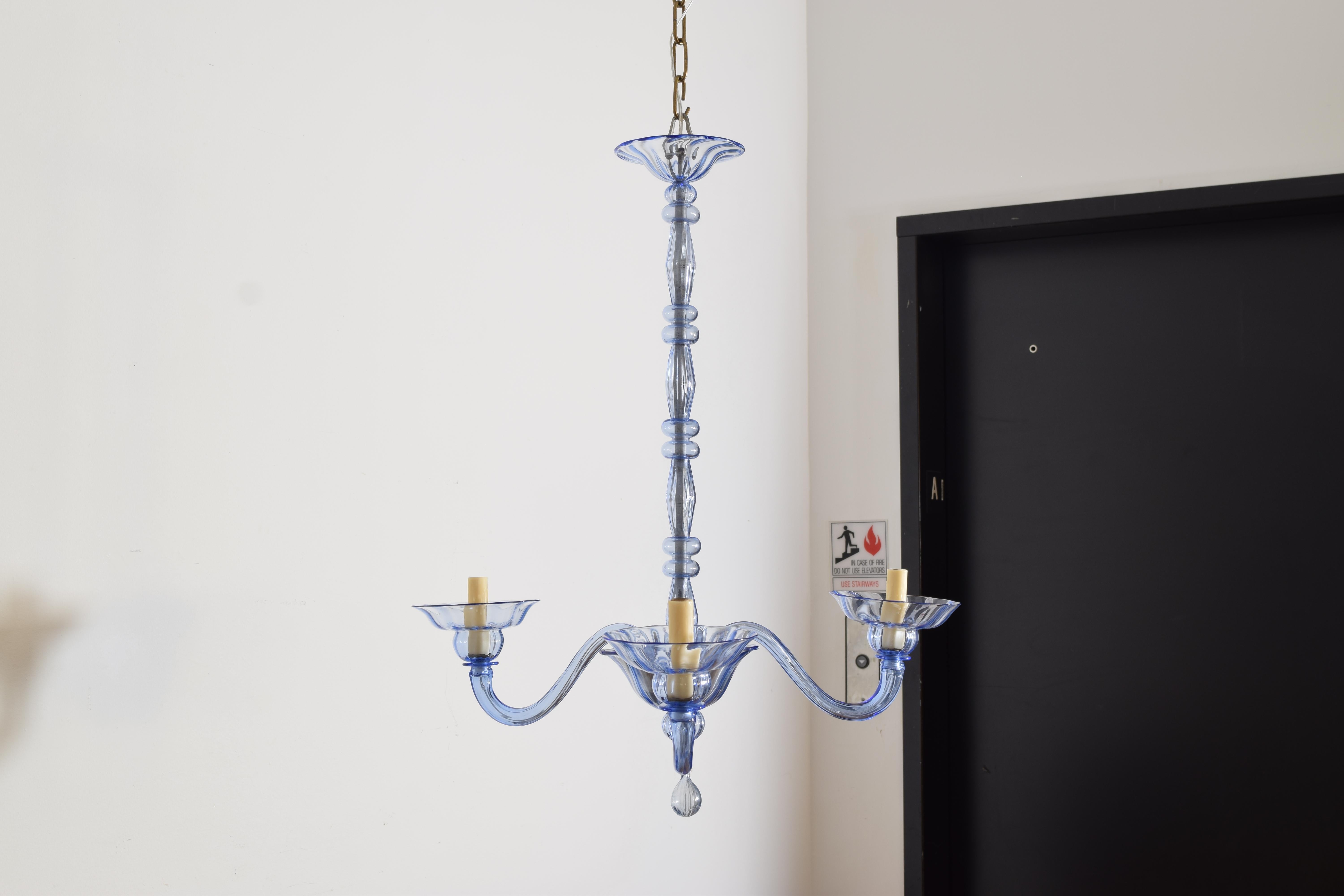 Italiano, Murano, Lampadario a 3 luci in vetro soffiato, metà del XX secolo In condizioni buone in vendita a Atlanta, GA