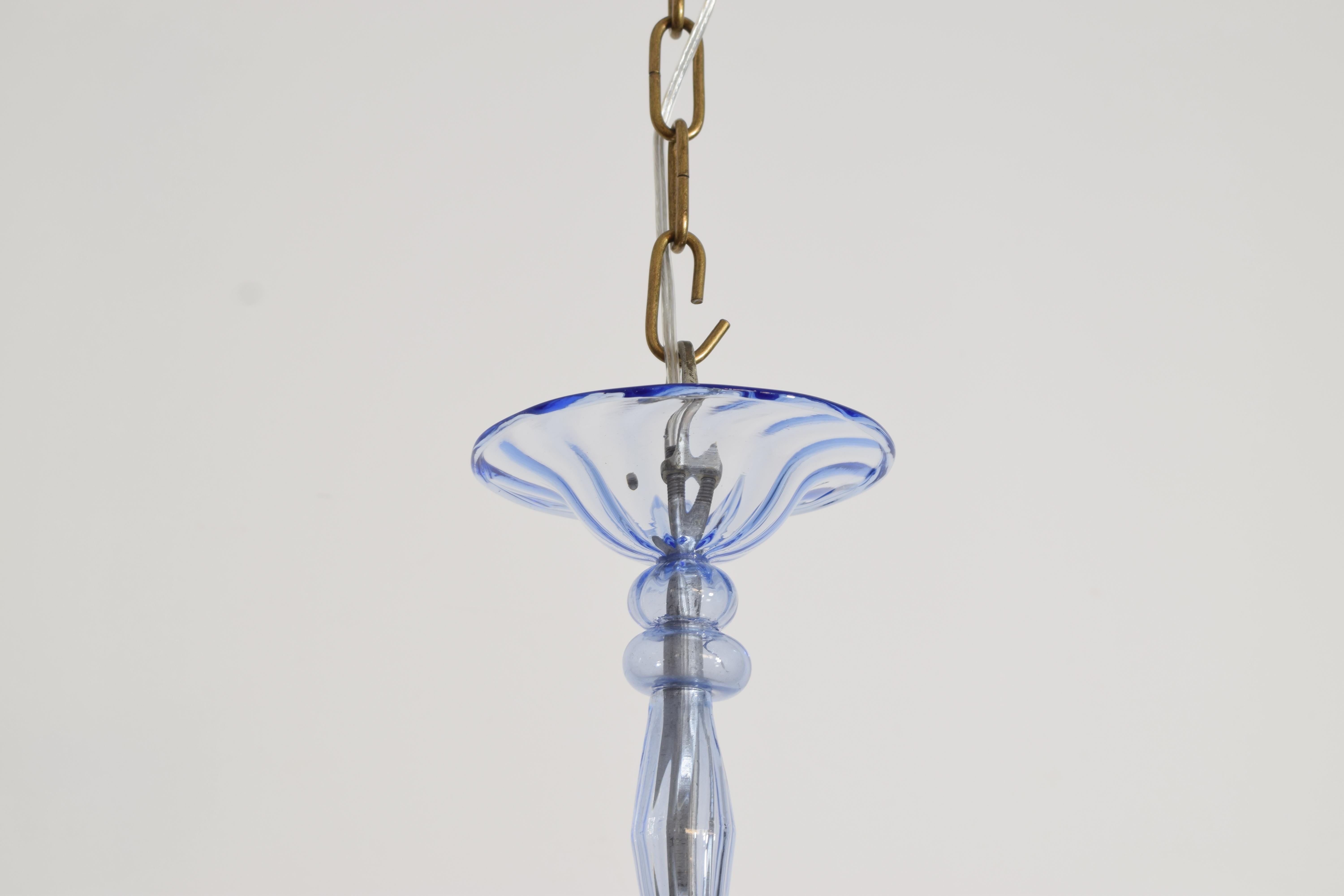 Italiano, Murano, Lampadario a 3 luci in vetro soffiato, metà del XX secolo in vendita 1