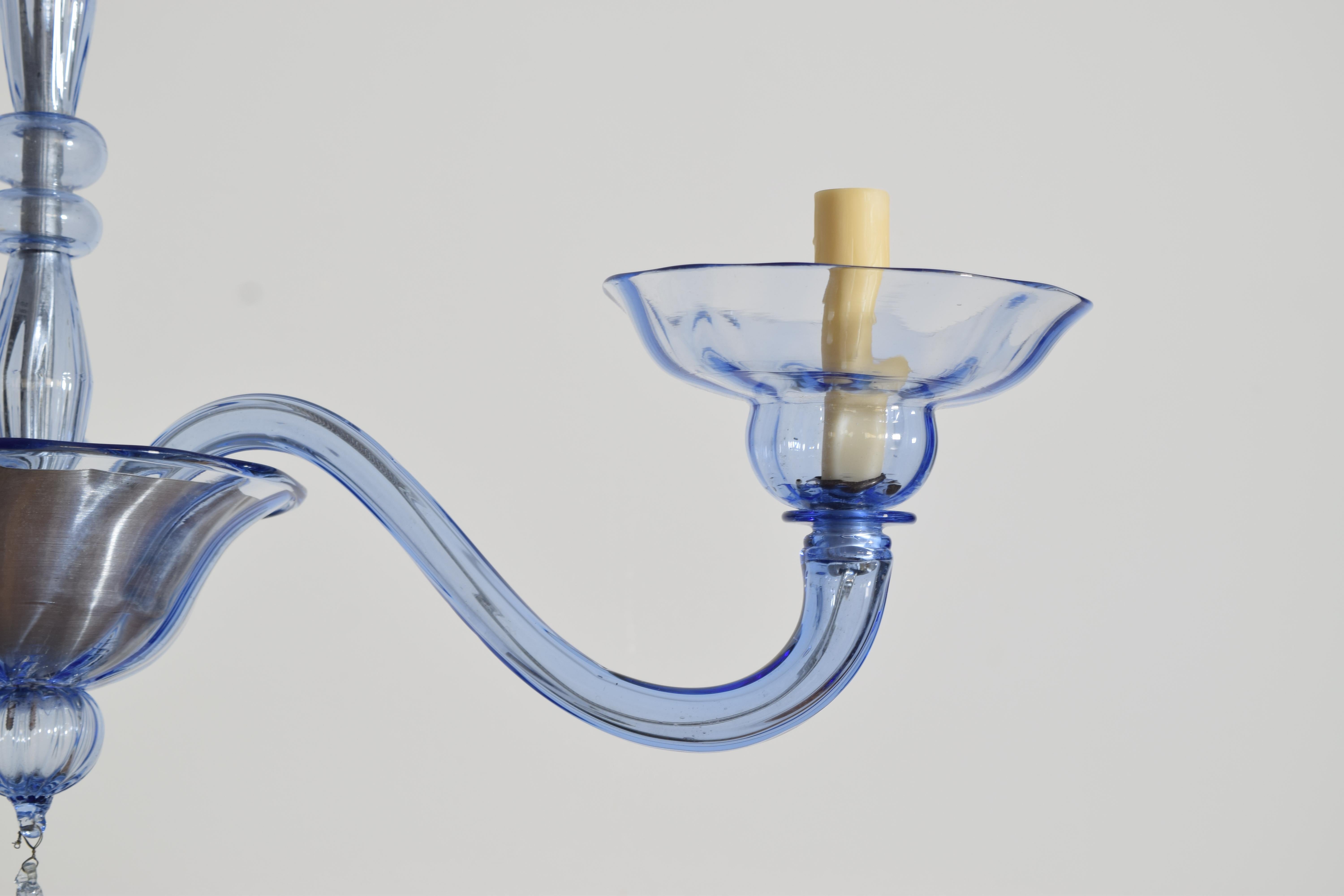 Italiano, Murano, Lampadario a 3 luci in vetro soffiato, metà del XX secolo in vendita 4