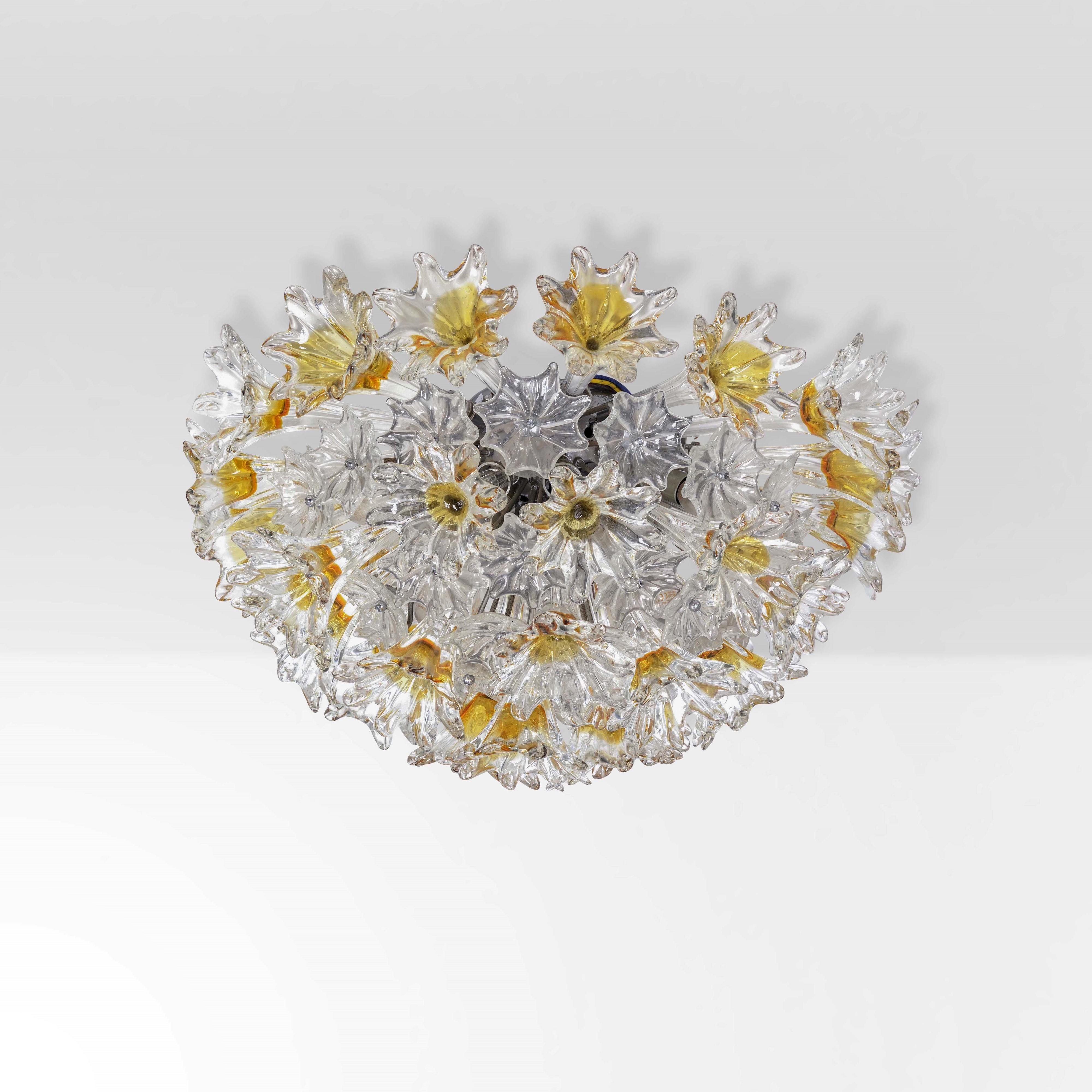 le luminaire avec un cadre en métal et des dizaines de fleurs individuelles en verre, fabriqué par Toni Zuccheri