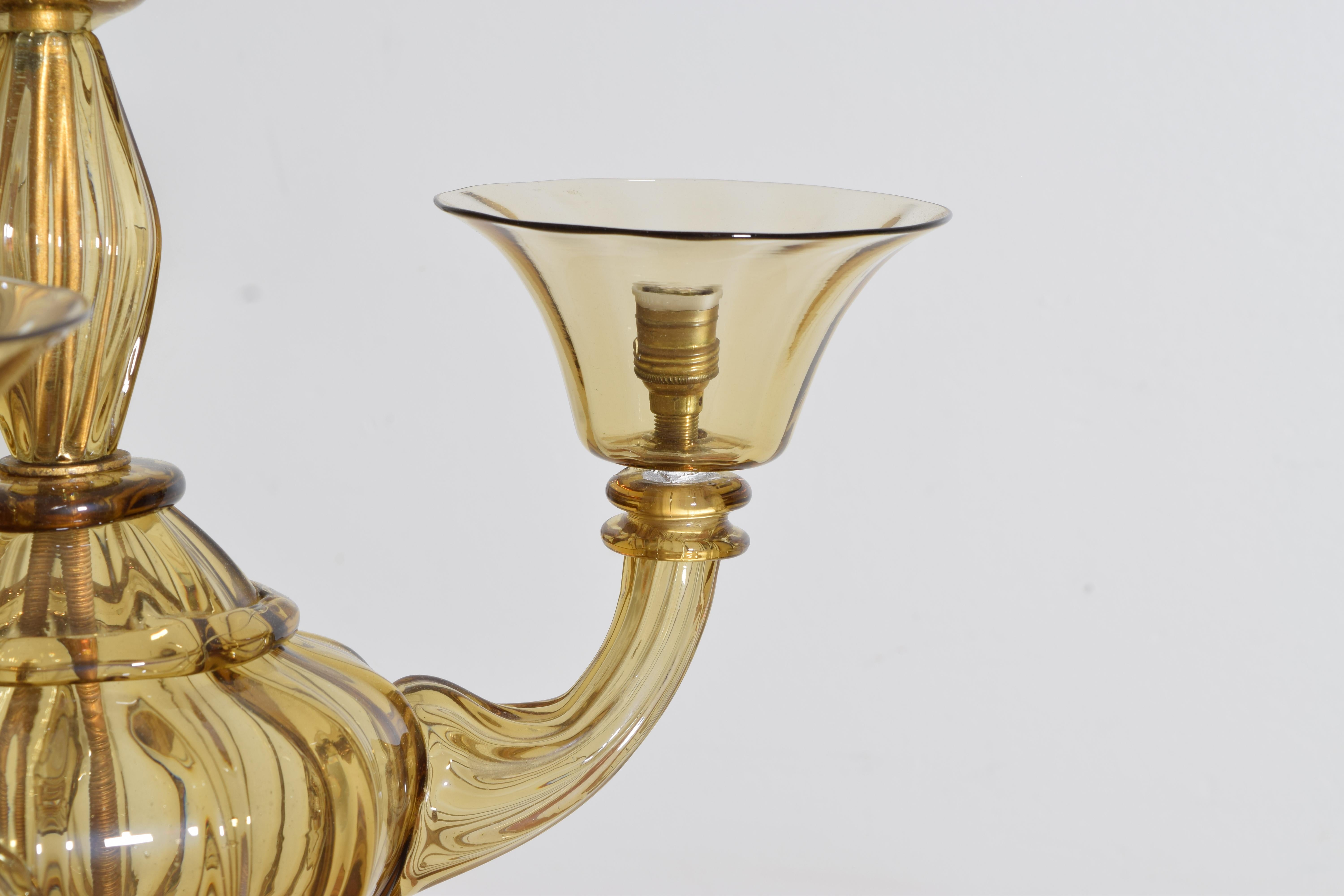 Verre brun Lustre à 3 éclairages italien en verre soufflé de Murano, vers 1950 en vente