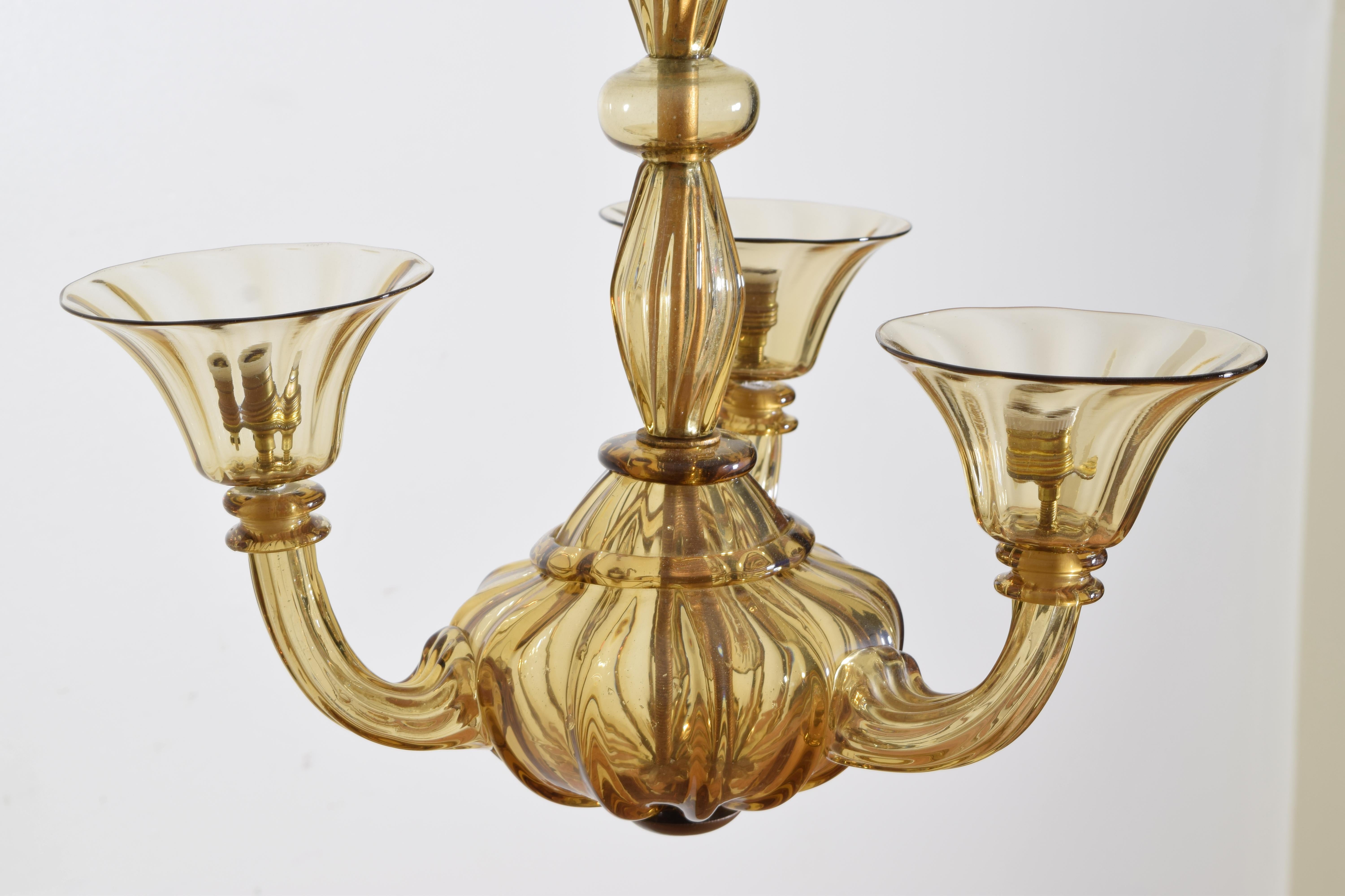 Lustre à 3 éclairages italien en verre soufflé de Murano, vers 1950 en vente 1