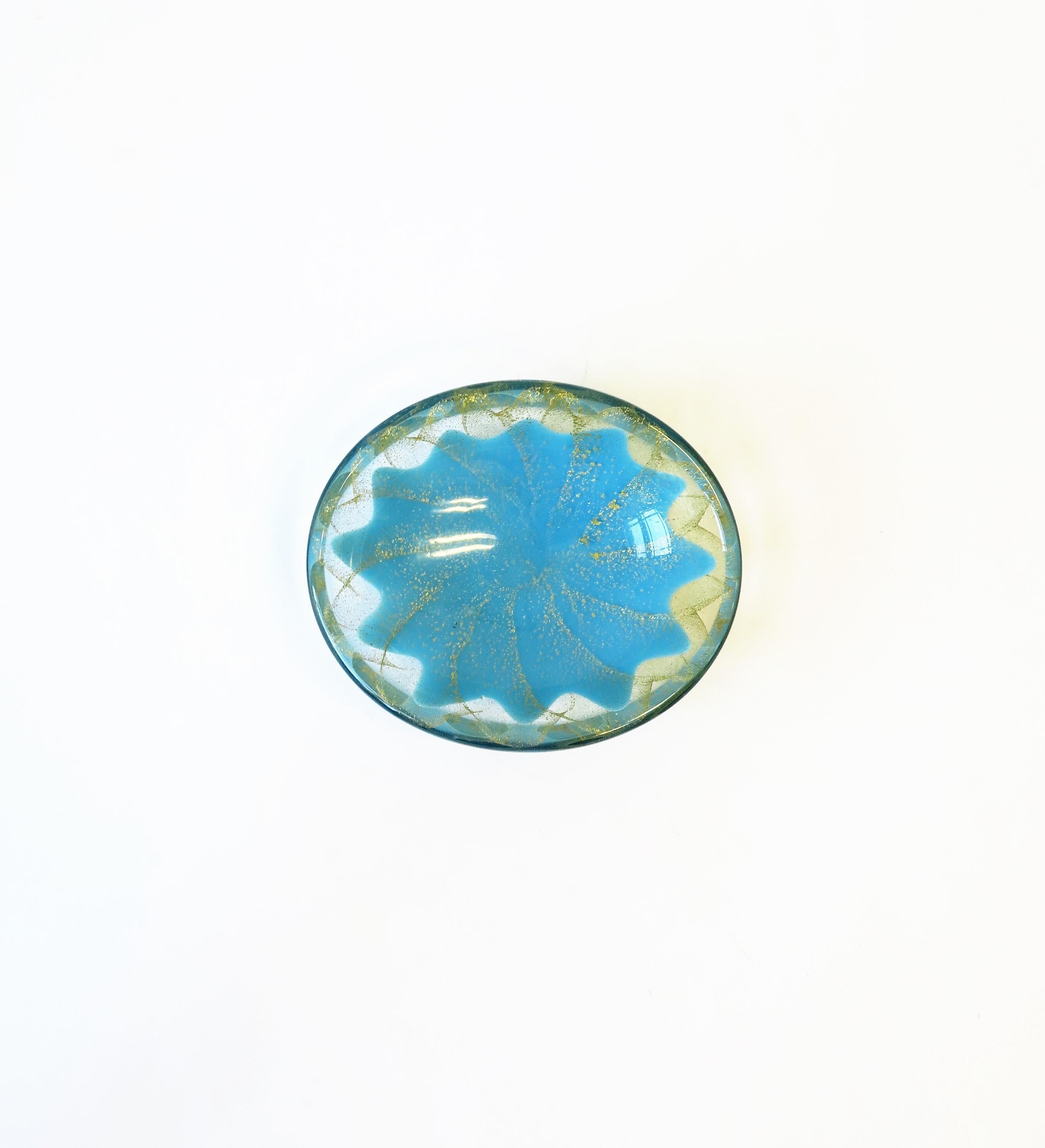 A small oval Italian Murano sky blue and gold art glass bowl, circa mid-20th century, Italy. Great as a standalone piece or to hold small items such as jewelry on a desk, vanity, nightstand, dresser, etc. Dimensions: 3.88