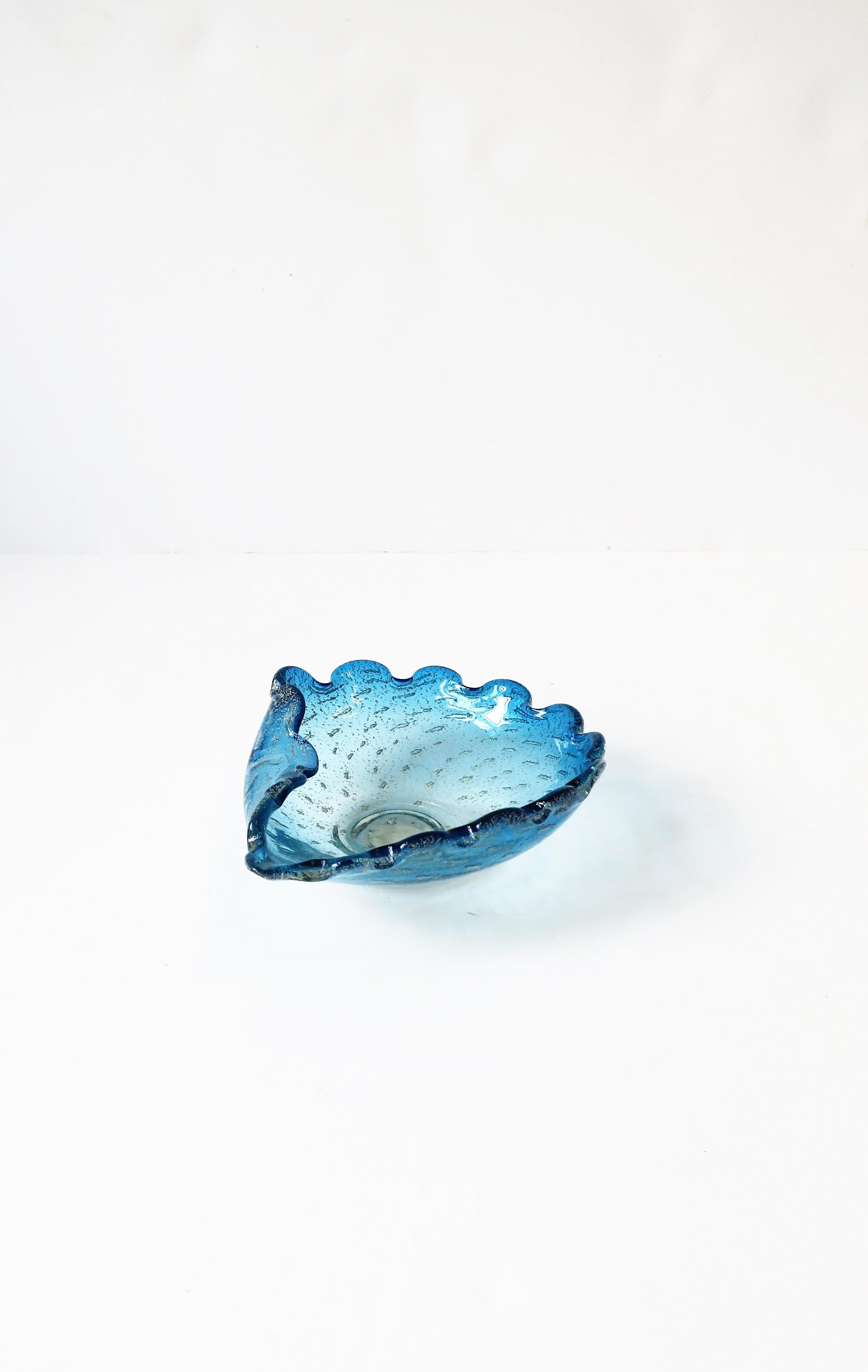Italienische Schale aus Murano-Kunstglas in Blau und Silber mit Jakobsmuschelkante im Angebot 4