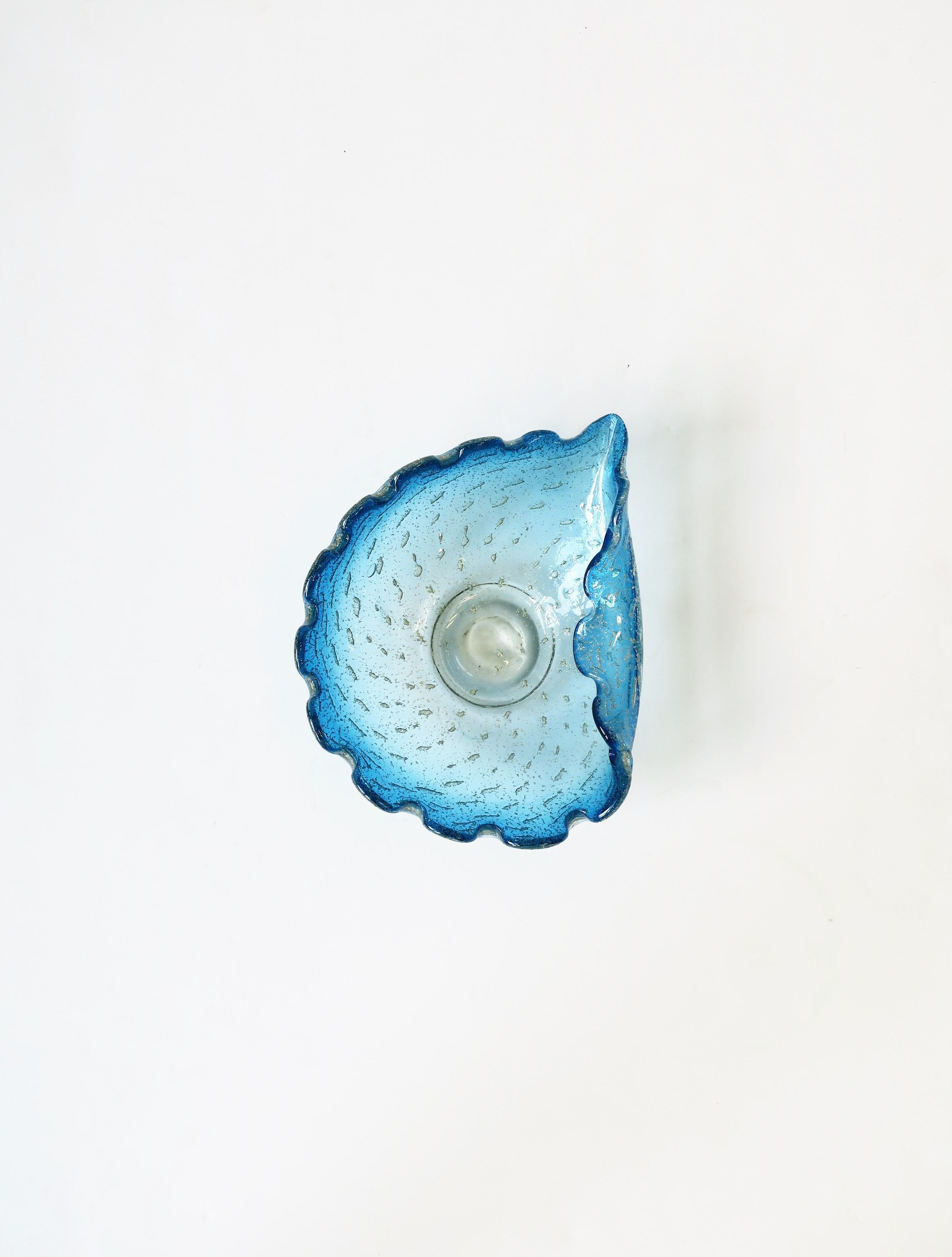 Italienische Murano-Schale aus blauem und silbernem Kunstglas mit Muschelrand (20. Jahrhundert) im Angebot