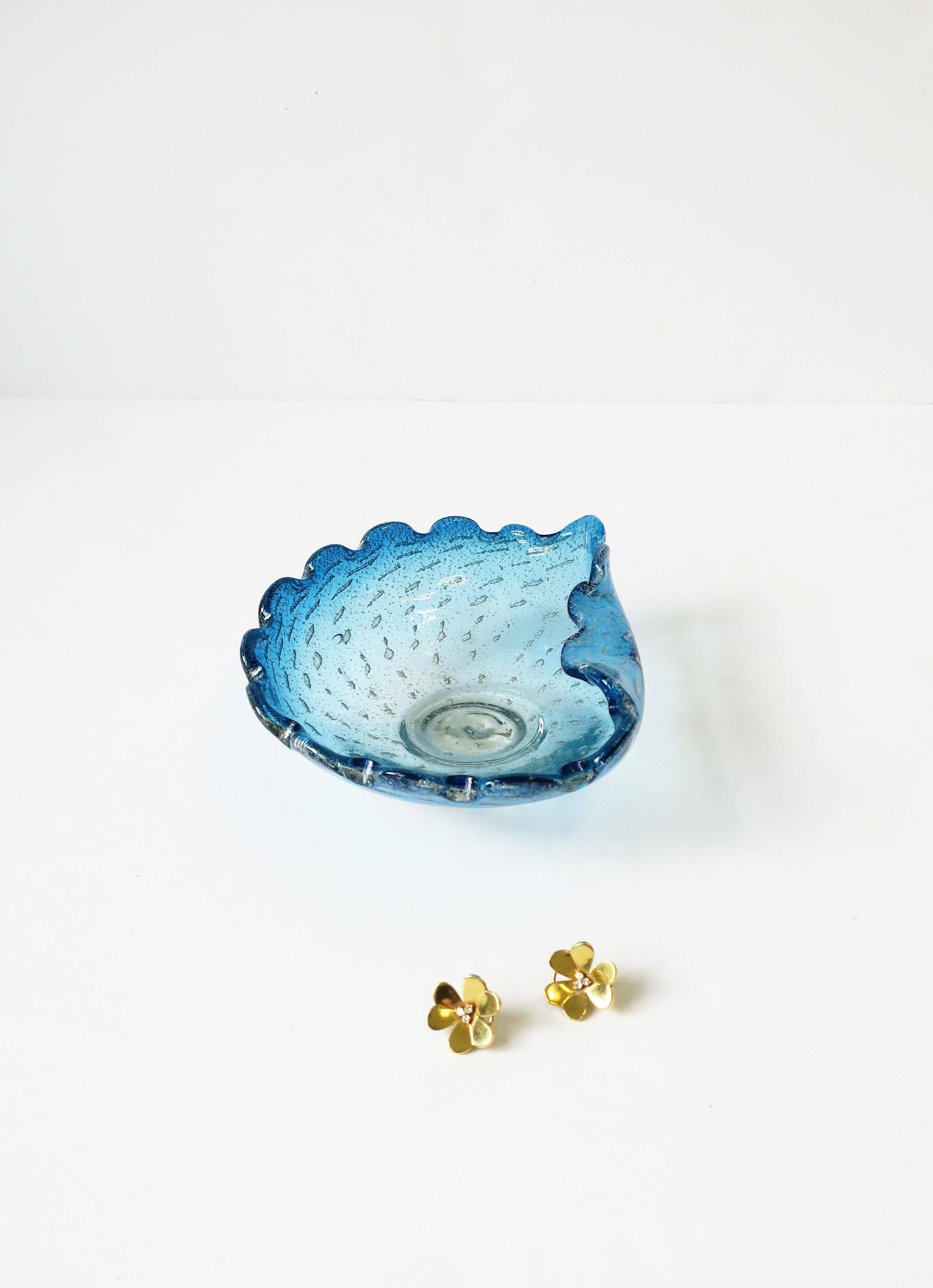 Italienische Schale aus Murano-Kunstglas in Blau und Silber mit Jakobsmuschelkante im Angebot 1