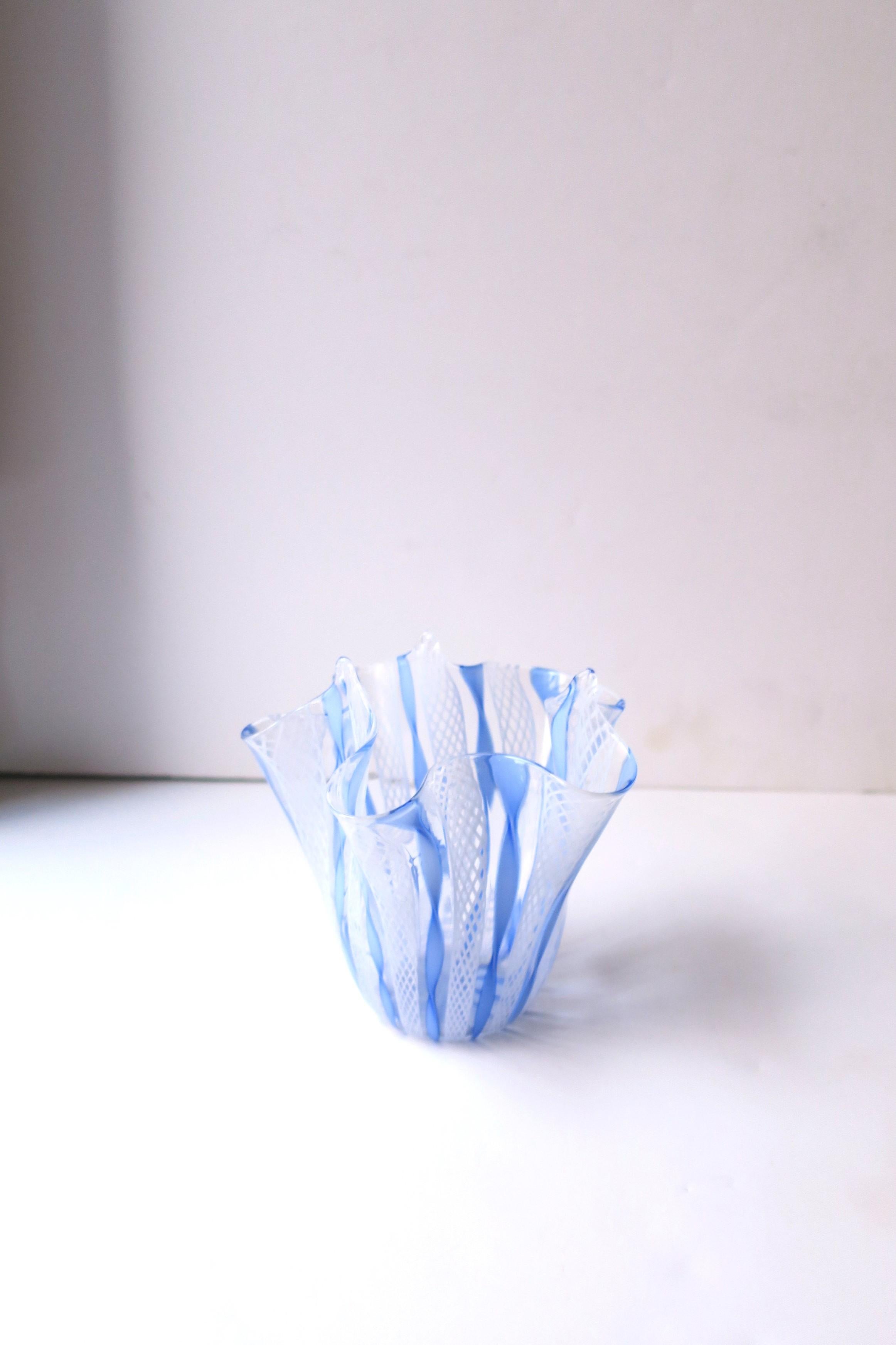 Mid-Century Modern Vase mouchoir italien bleu et blanc en verre de Murano d'après Venini en vente