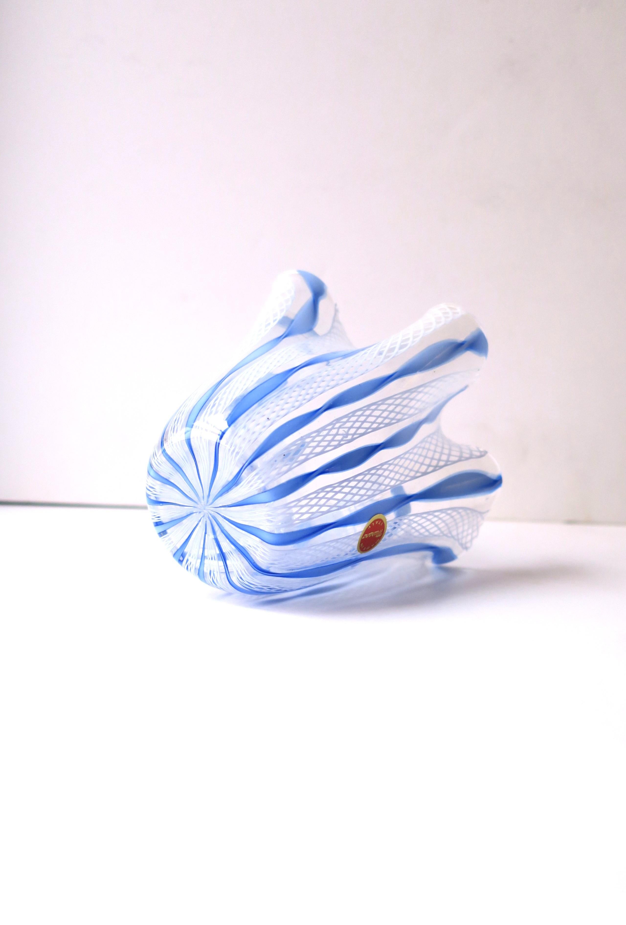 Vase mouchoir italien bleu et blanc en verre de Murano d'après Venini en vente 2