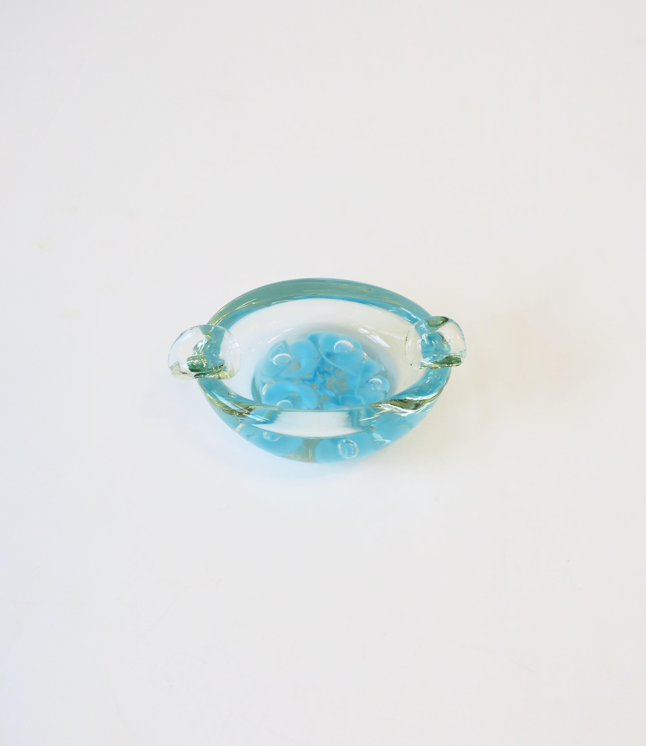 Cendrier ou bol italien bleu ciel en verre de Murano en vente 1