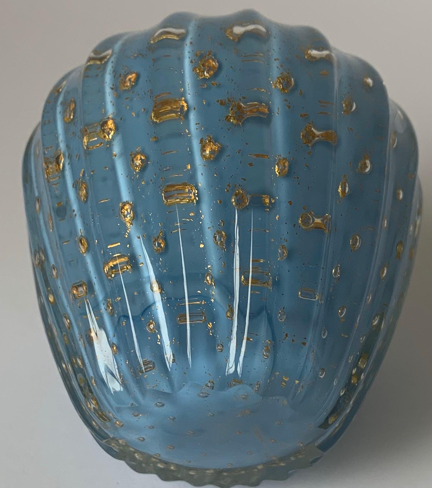 Vase à bourgeons bleus de Murano attribué à Barbini en vente 3