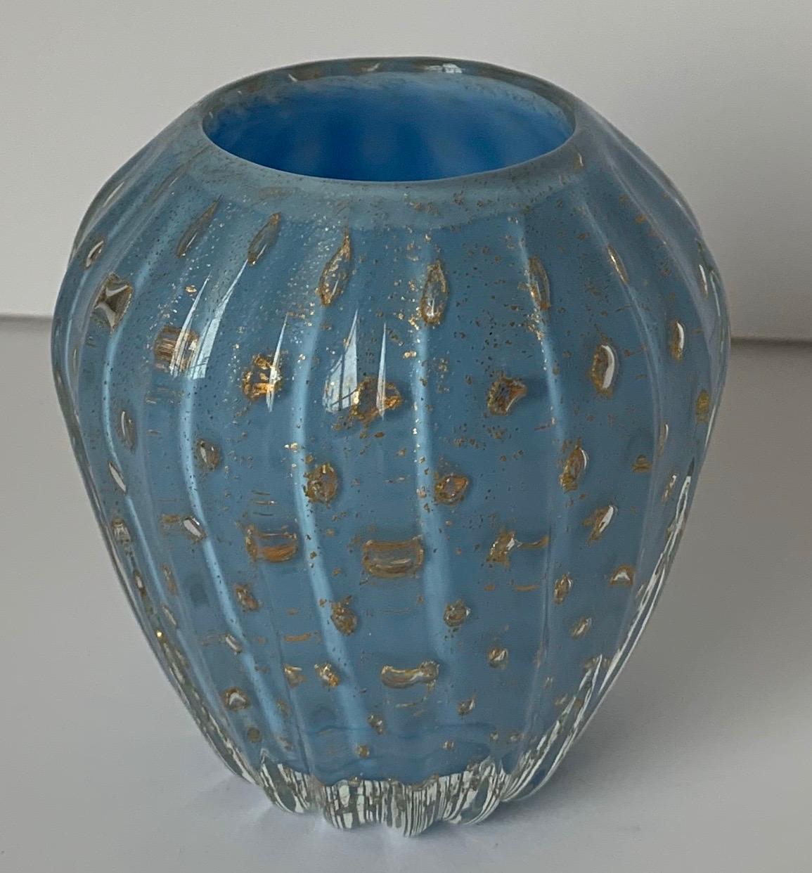 Vase à bourgeons bleus de Murano attribué à Barbini en vente 4