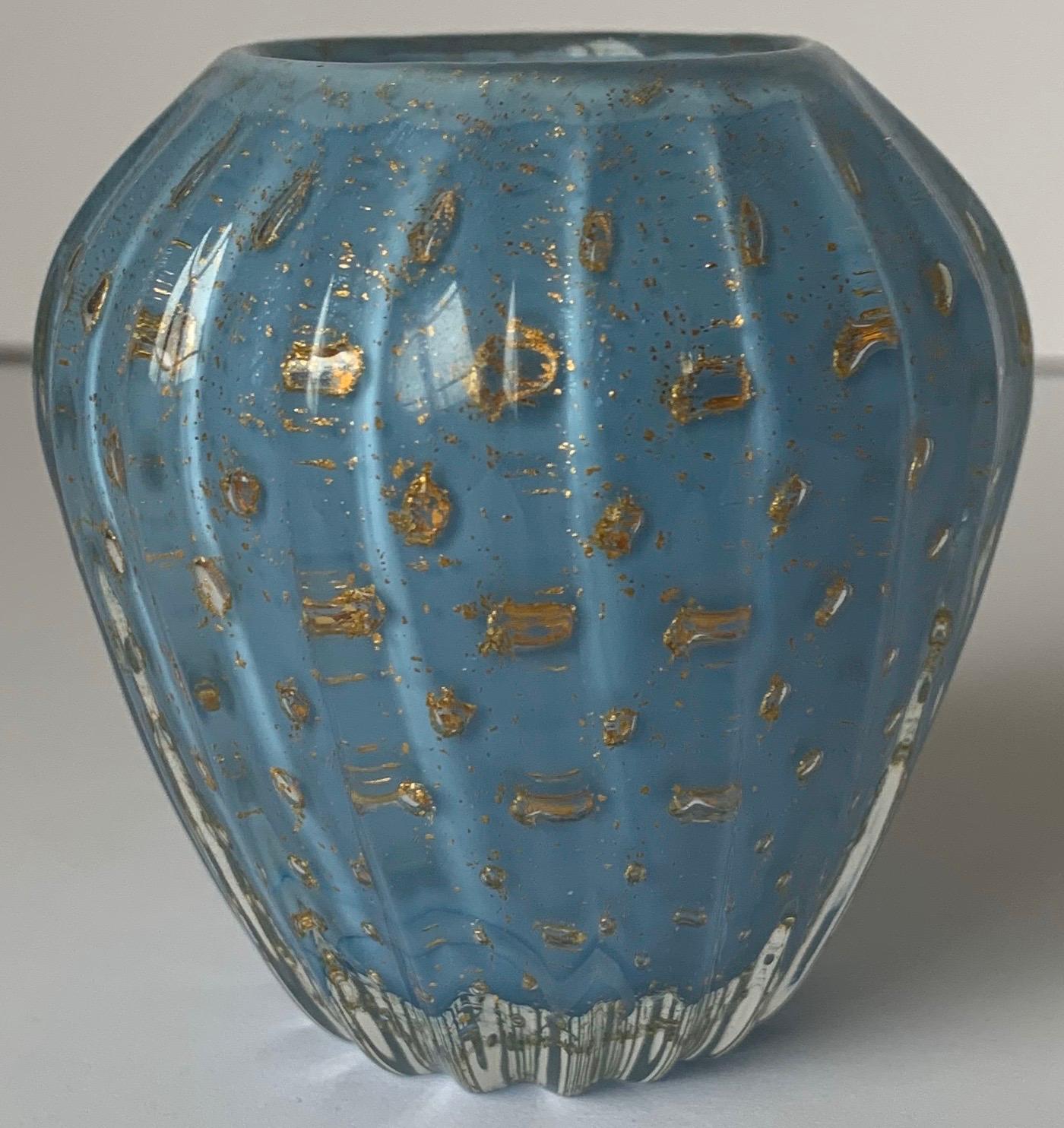 Vase à bourgeons bleus de Murano attribué à Barbini en vente 9
