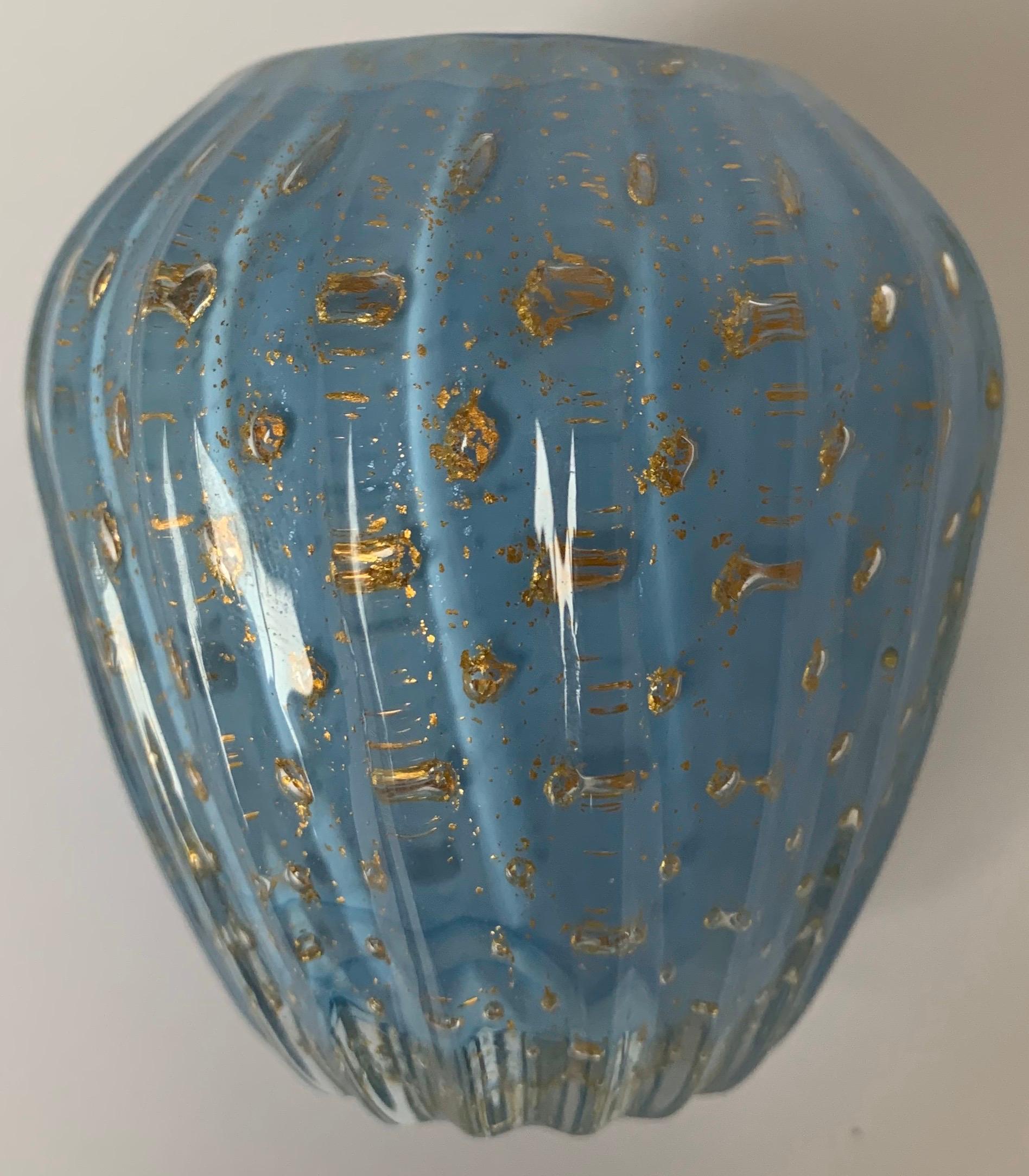 Vase à bourgeons bleus de Murano attribué à Barbini en vente 10