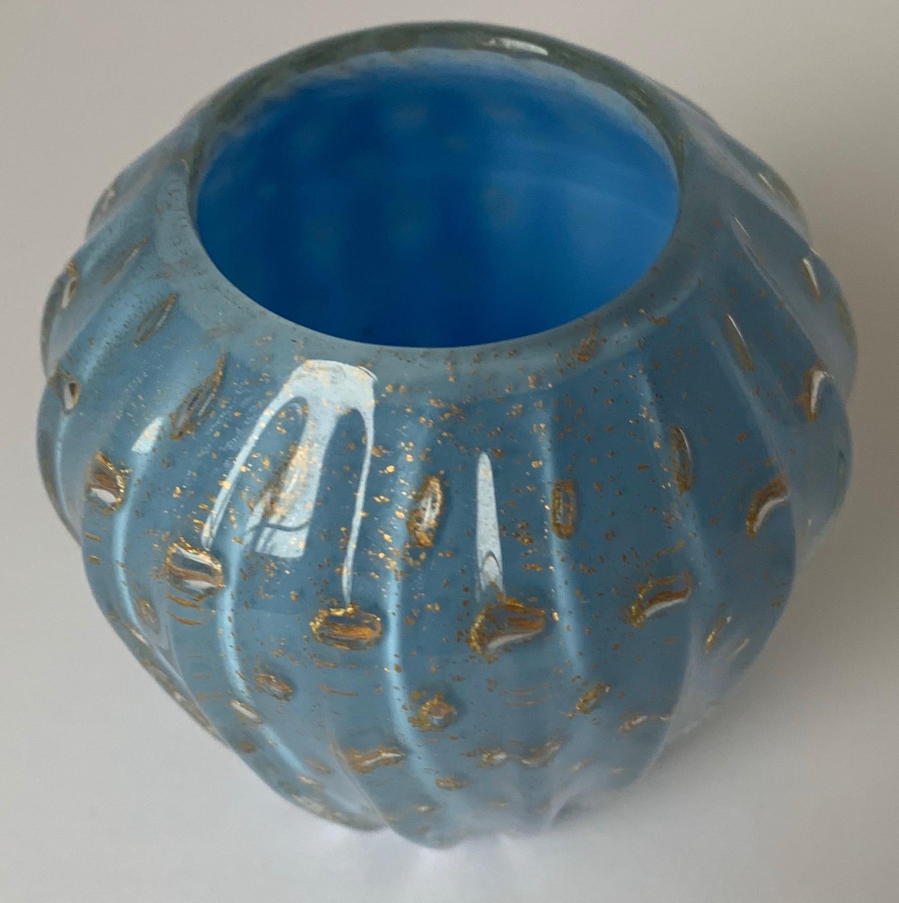 Vase à bourgeons bleus de Murano attribué à Barbini en vente 11