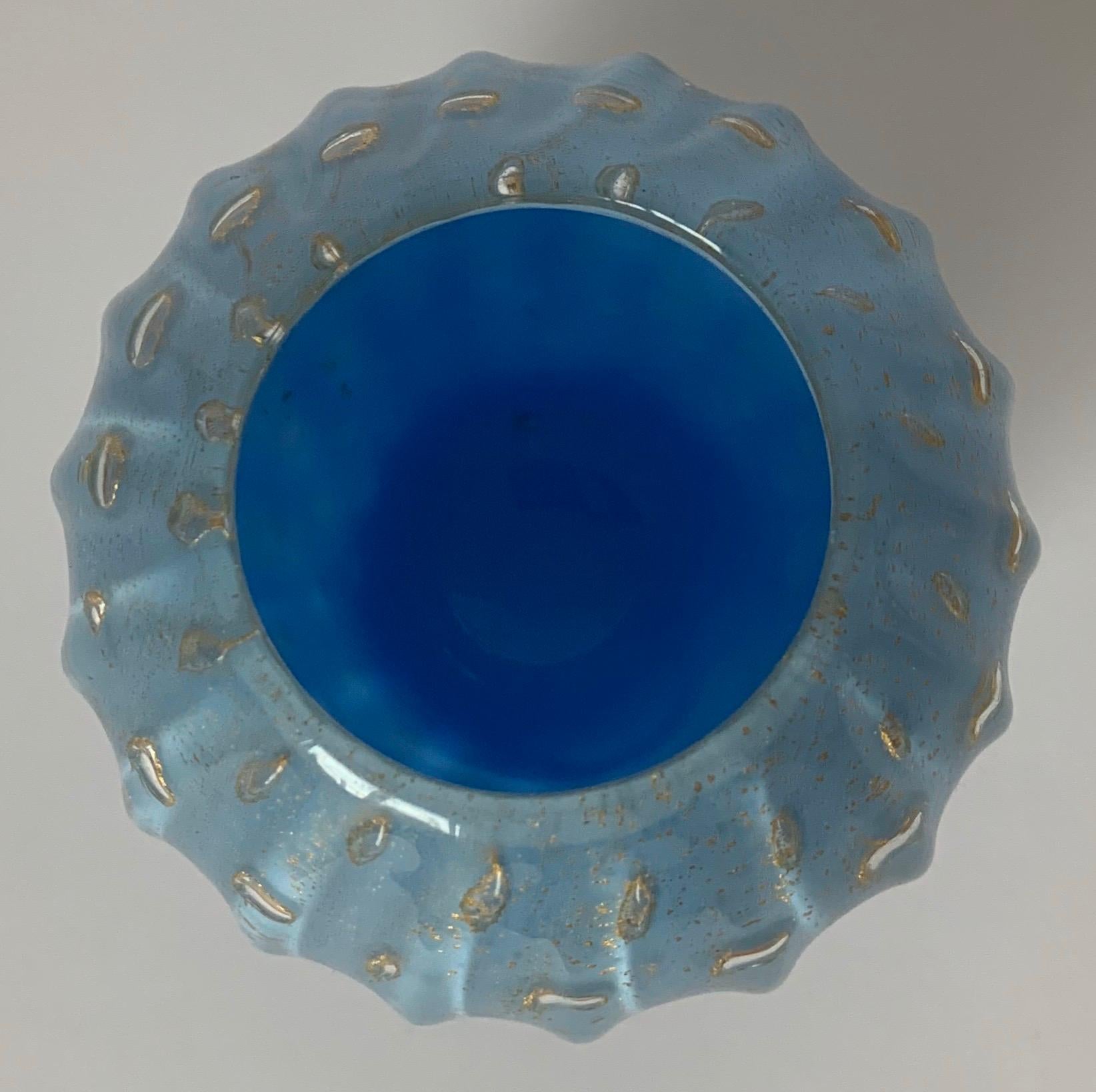 Vase à bourgeons bleus de Murano attribué à Barbini en vente 12