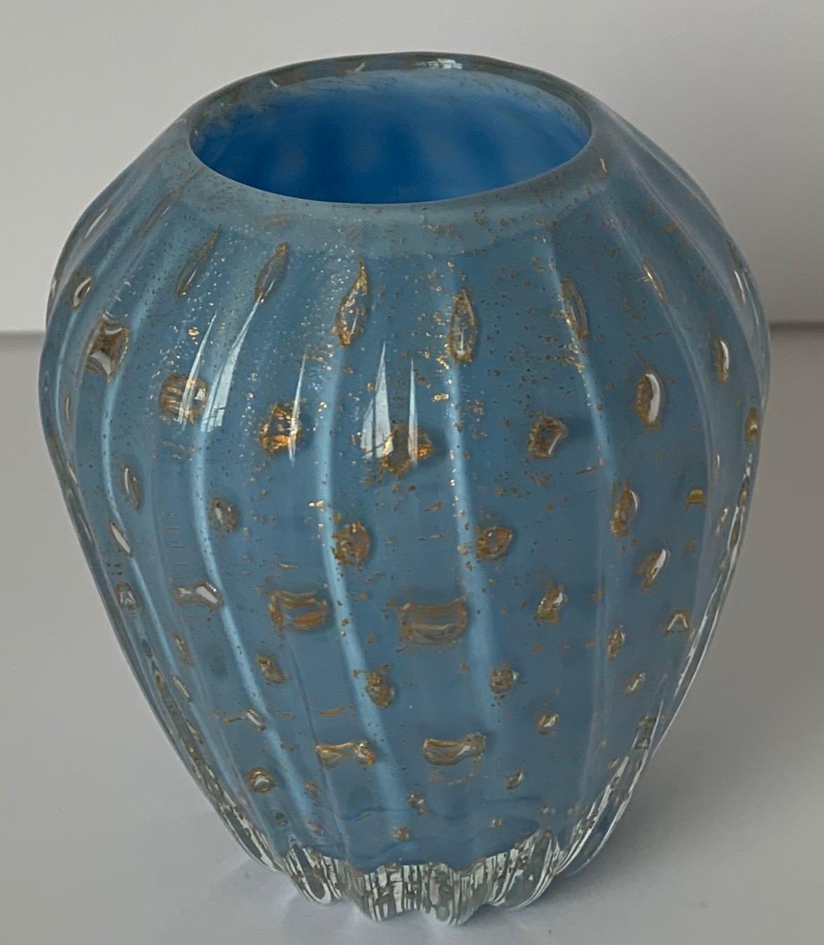 Petit vase à bourgeons bleu attribué à Murano Barbini. Verre soufflé nervuré bleu clair avec bullicante globale (bulles contrôlées).