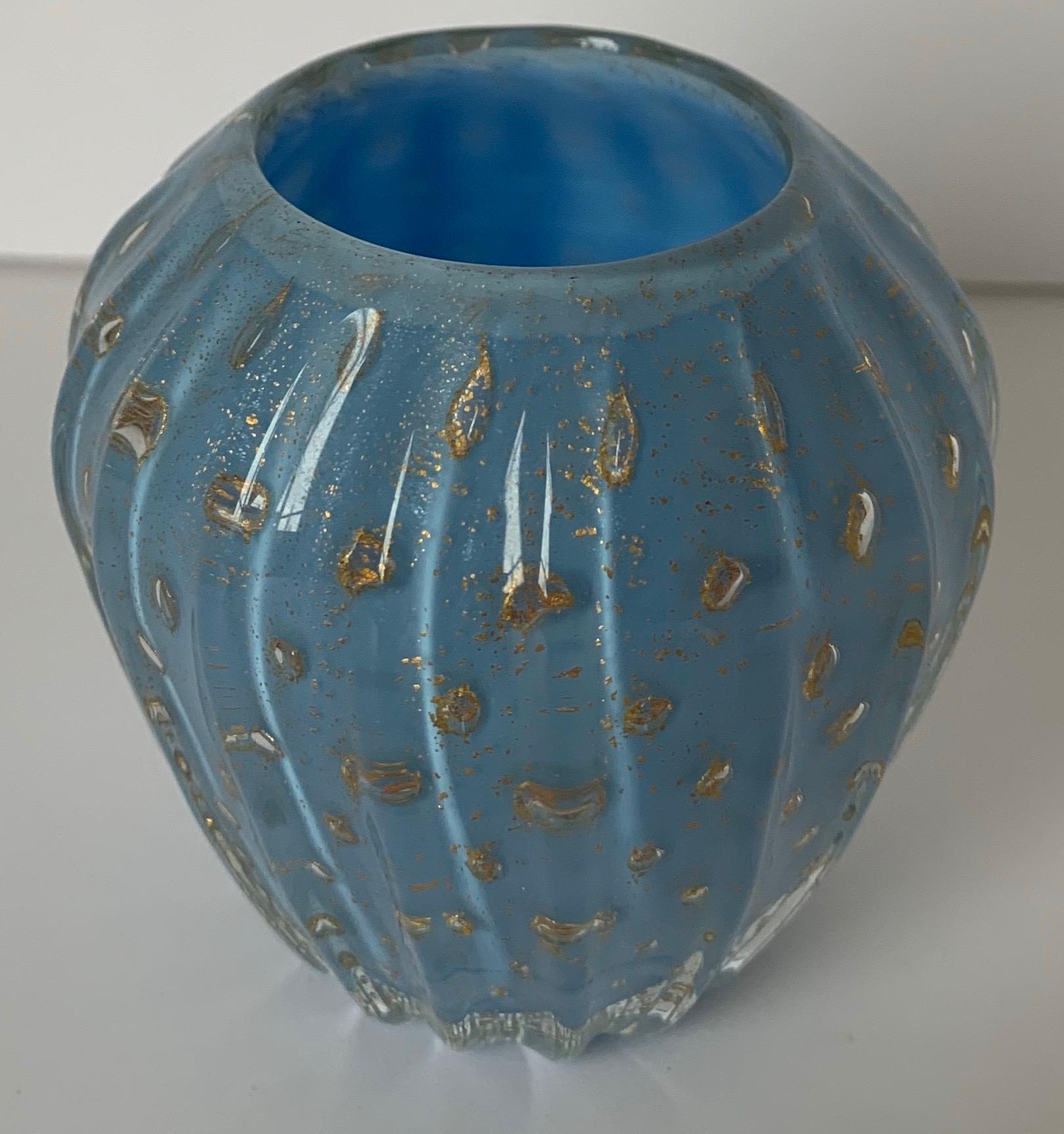 Hollywood Regency Vase à bourgeons bleus de Murano attribué à Barbini en vente