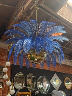 Italienischer Murano-Kronleuchter mit blauen Blättern und Messingkugelsockel, 1970er Jahre