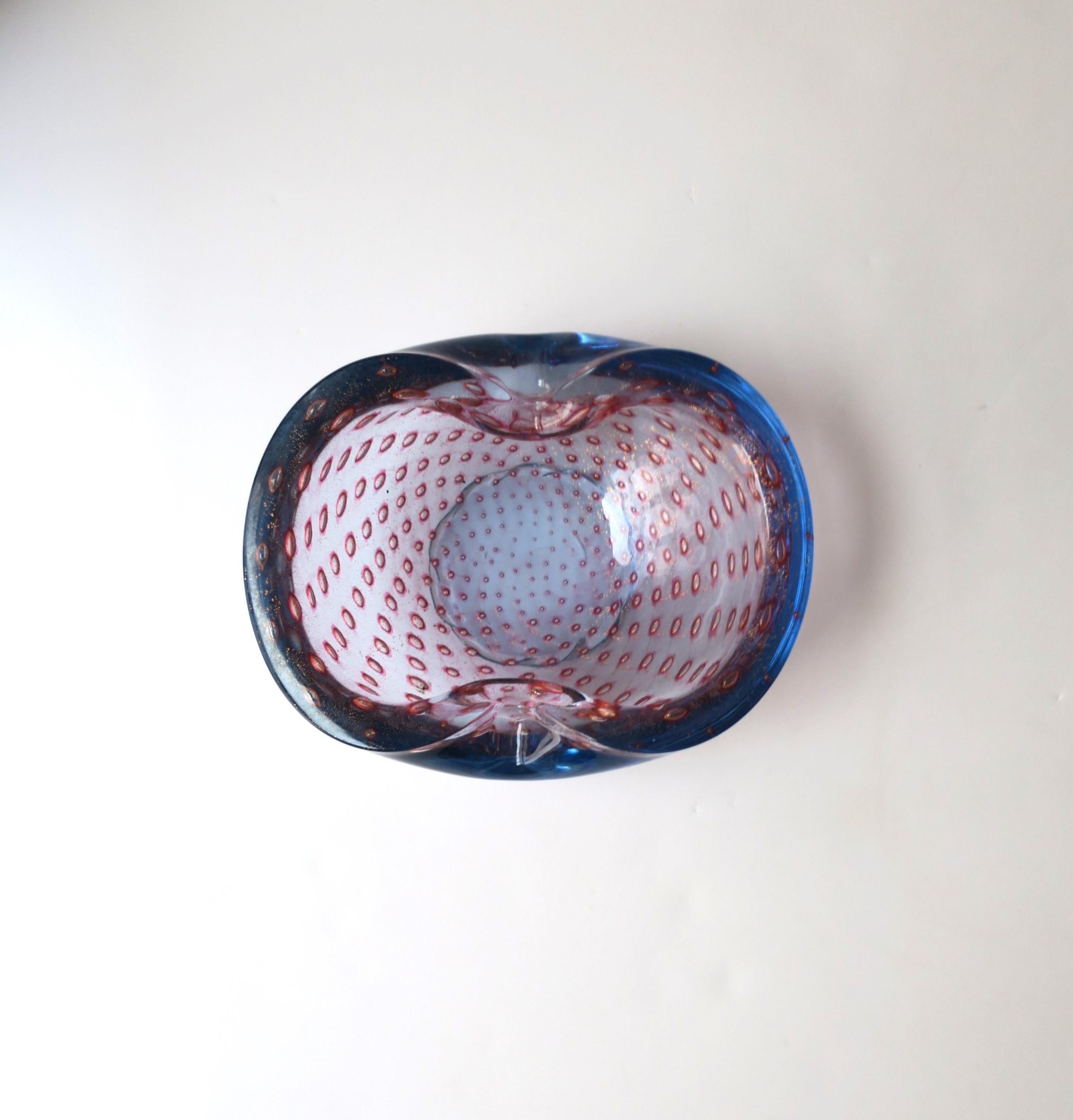 Una bella e sostanziosa ciotola in vetro artistico italiano di Murano soffiato a mano di colore blu, rosa magenta e macchie d'oro, periodo Midcentury Modern, attribuita al designer Alfredo Barbini, circa metà del XX secolo, Italia. Questa bellissima