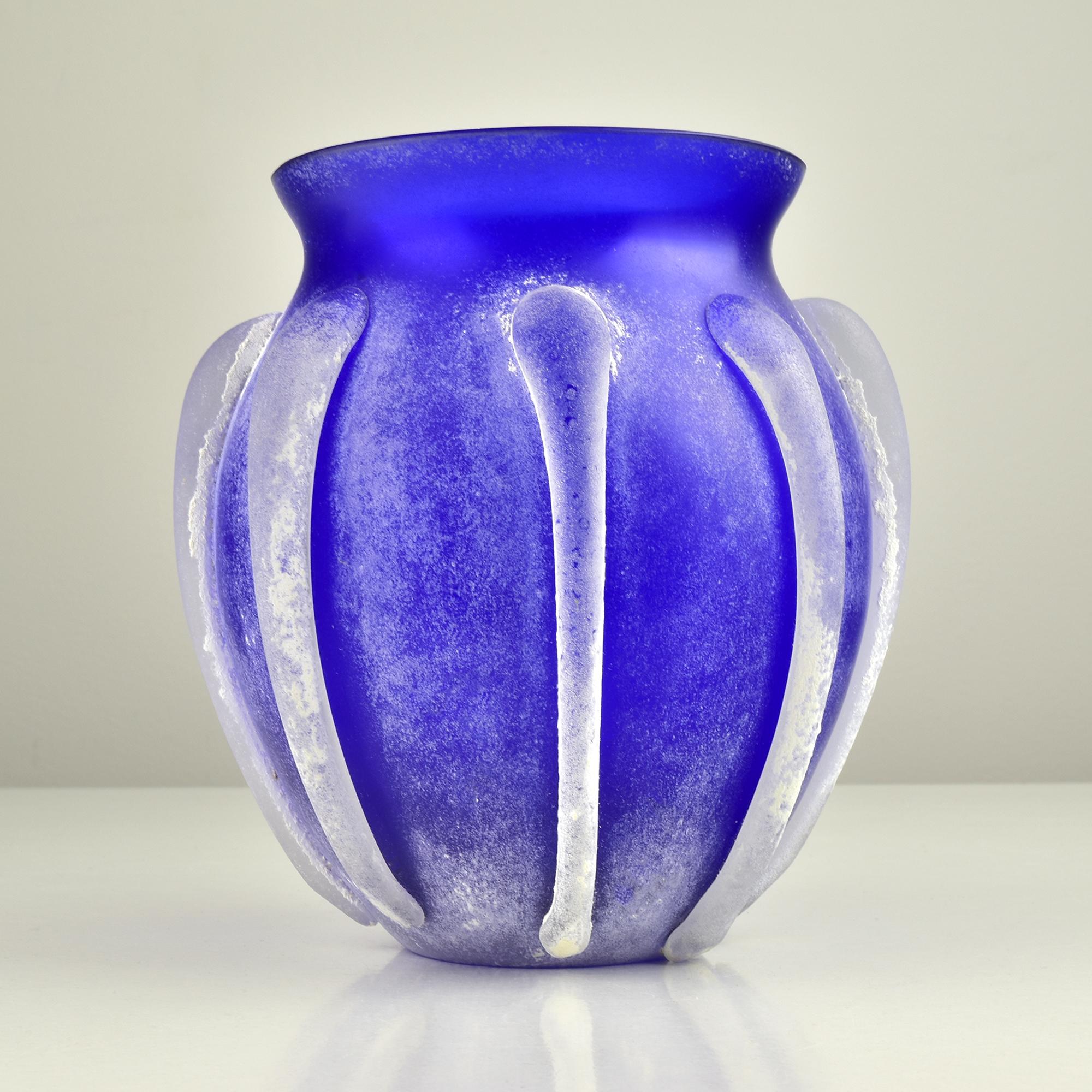 Mid-Century moderno Vaso Scavo Blu di Murano Stile Romano Vetro d'Arte Italiano in vendita