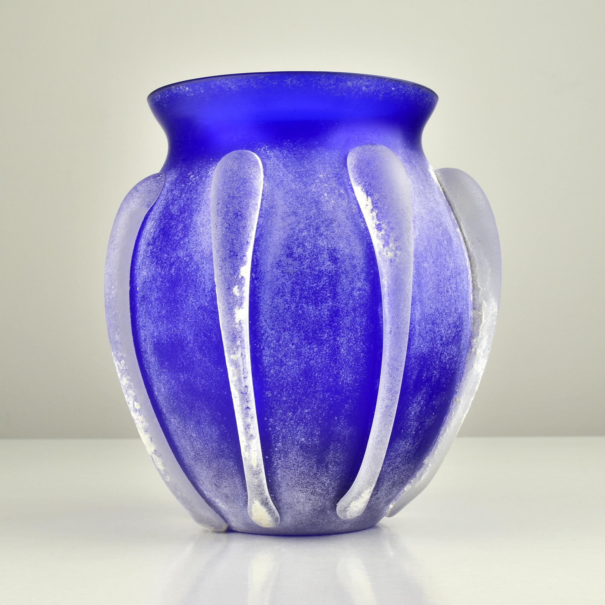 Realizzato con acquaforte Vaso Scavo Blu di Murano Stile Romano Vetro d'Arte Italiano in vendita