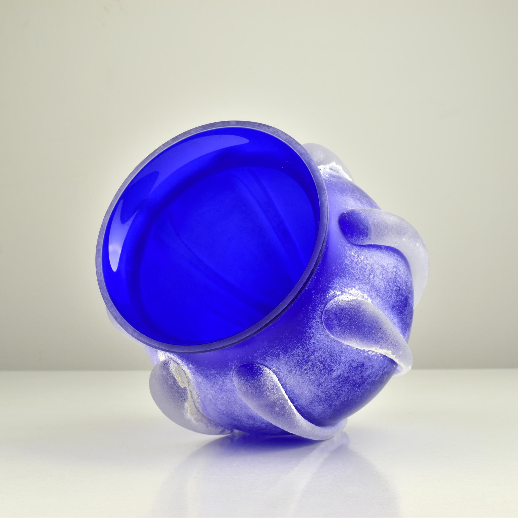 Metà XX secolo Vaso Scavo Blu di Murano Stile Romano Vetro d'Arte Italiano in vendita