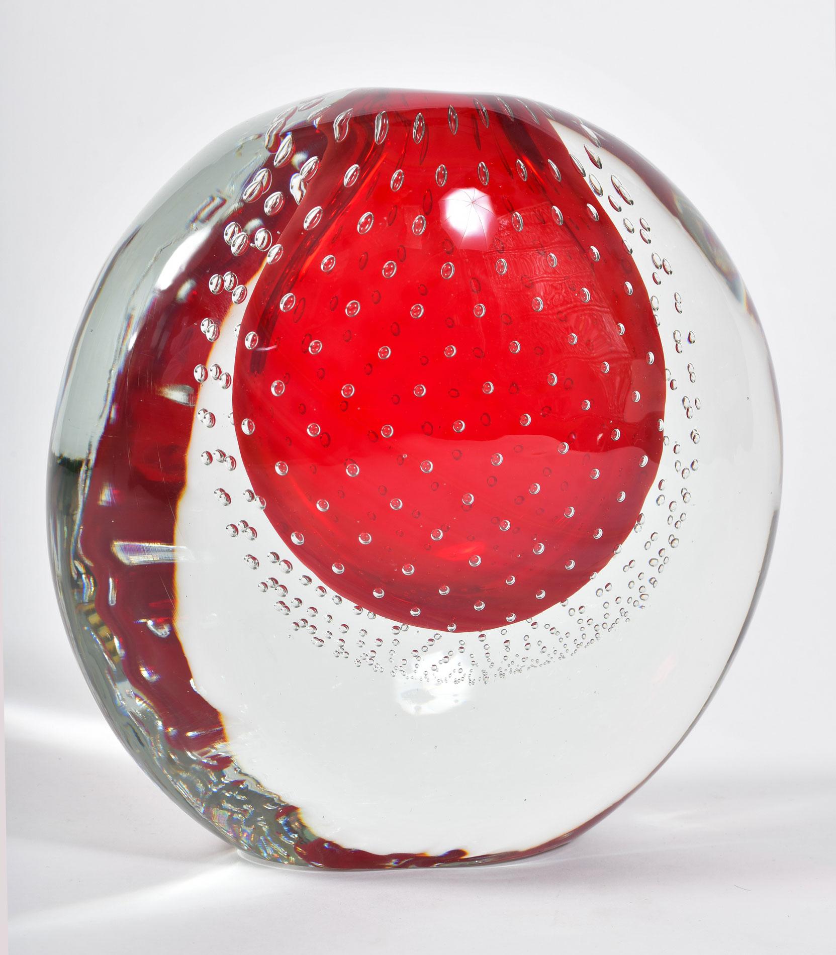 Classico vaso rosso, soffiato a mano in vetro aerato - perfetto con o senza fiori.
Disponibile anche nei colori limone chiaro e lilla chiaro.