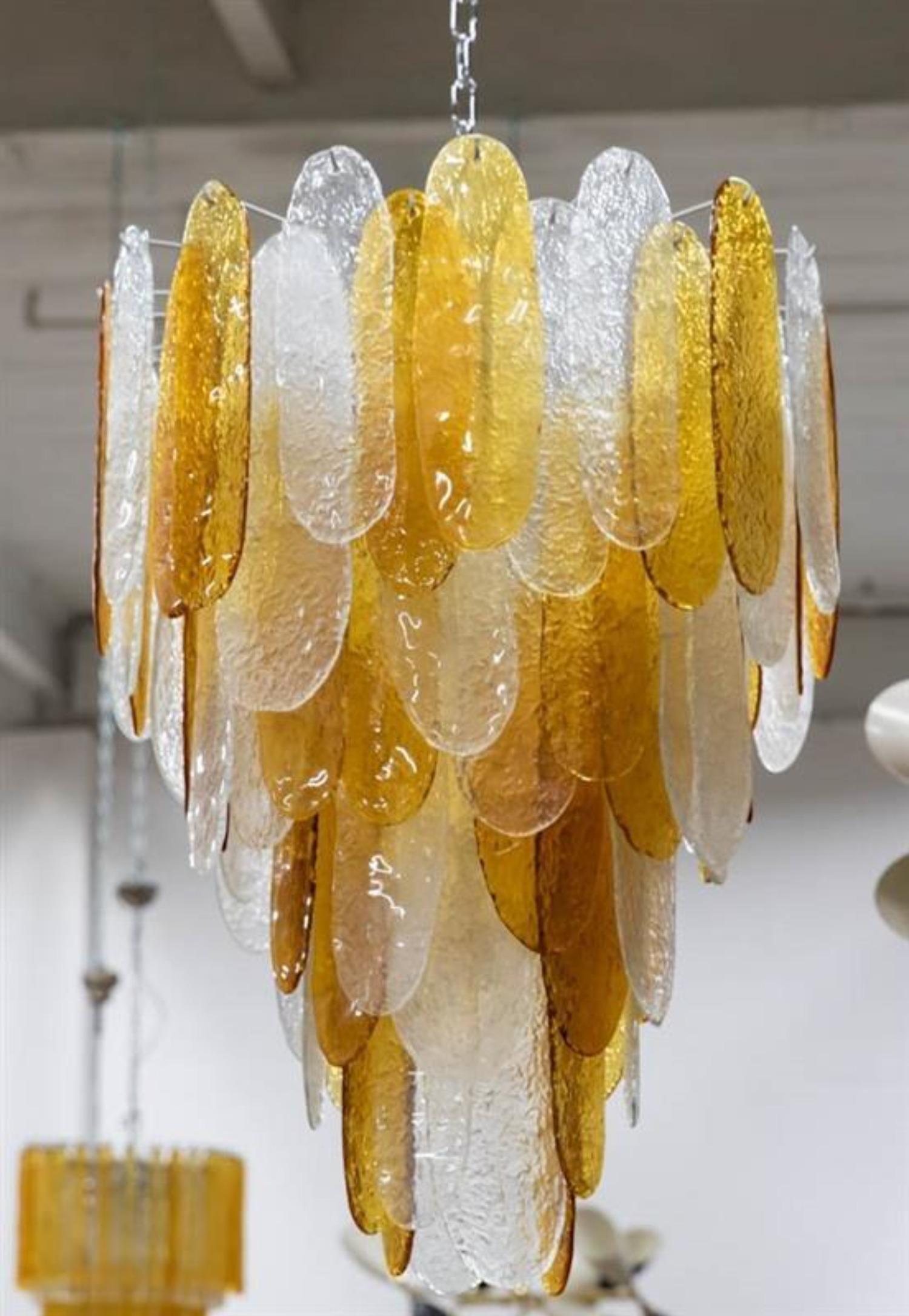 Lampadario italiano di Murano con 80 pezzi di vetro
10 prese di luce 
Vecchio stock vintage mix caramello e vetro trasparente testurizzato, nuova struttura. 
Non certificato UL 