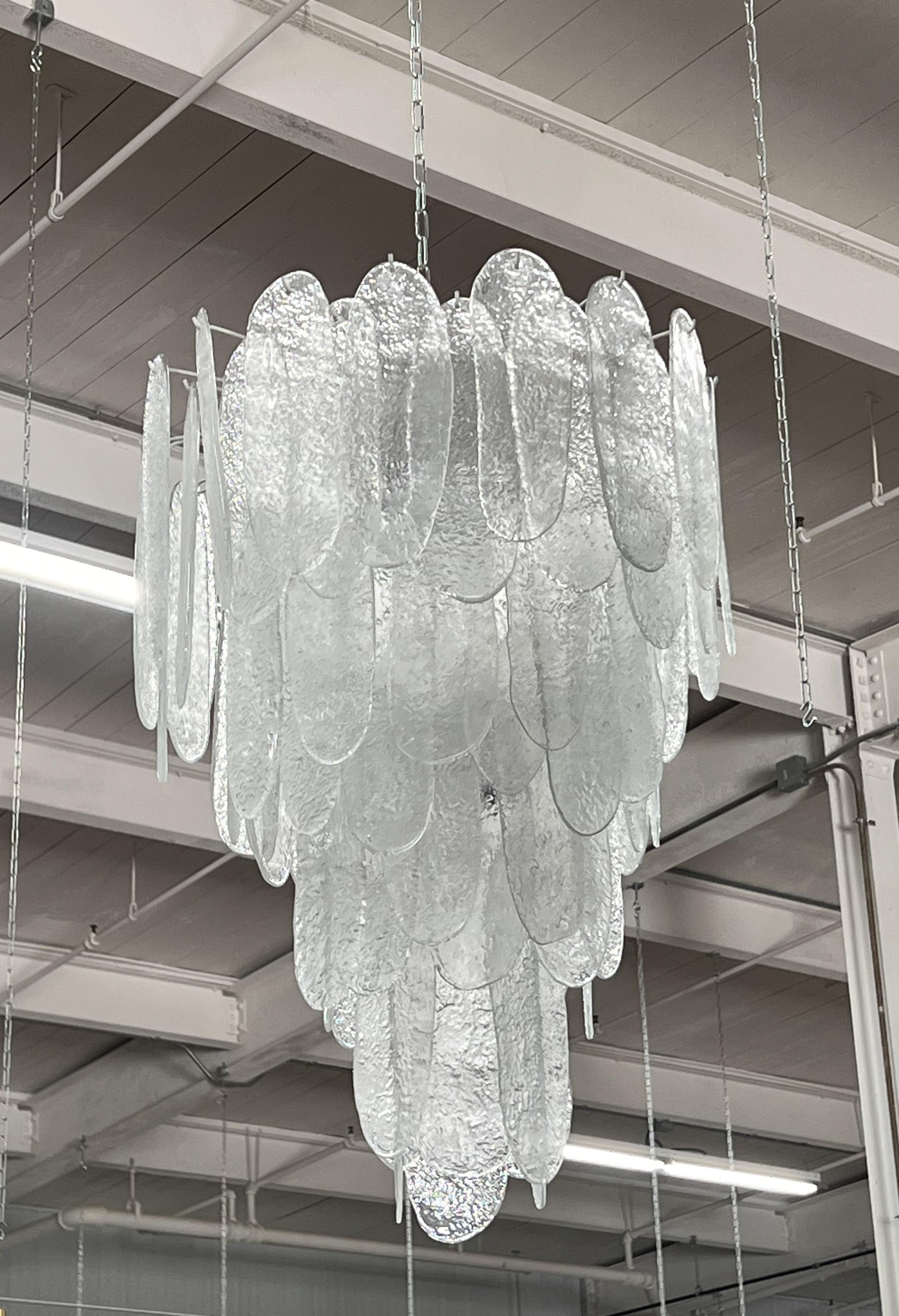 Lampadario italiano di Murano 
80 pezzi di vetro 10 prese di luce
Vecchio stock vintage di vetro trasparente testurizzato, struttura nuova.
Non certificato UL 
