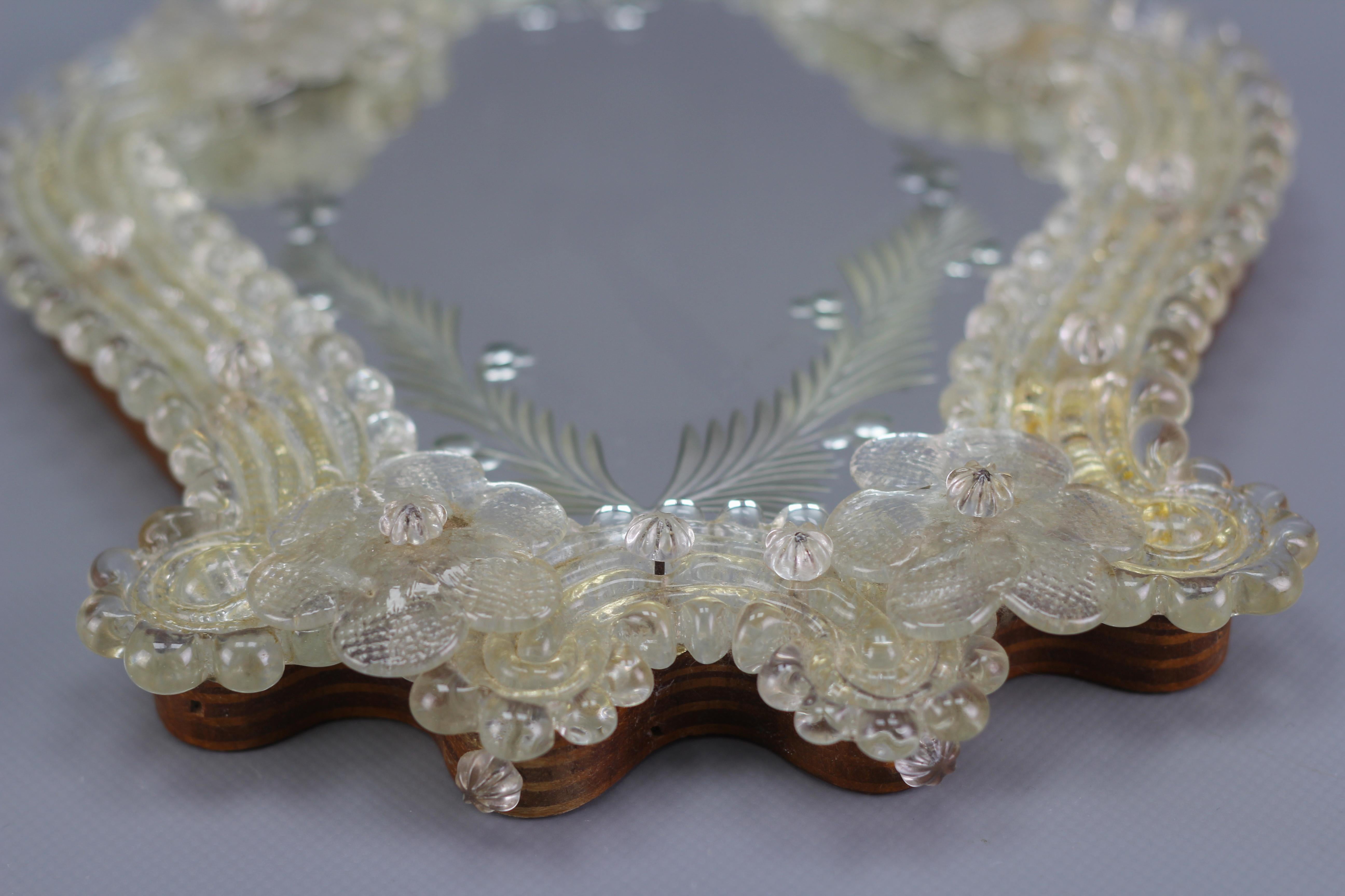 Espejo de pared italiano de Murano de cristal transparente y dorado claro grabado, hacia 1950 Metal