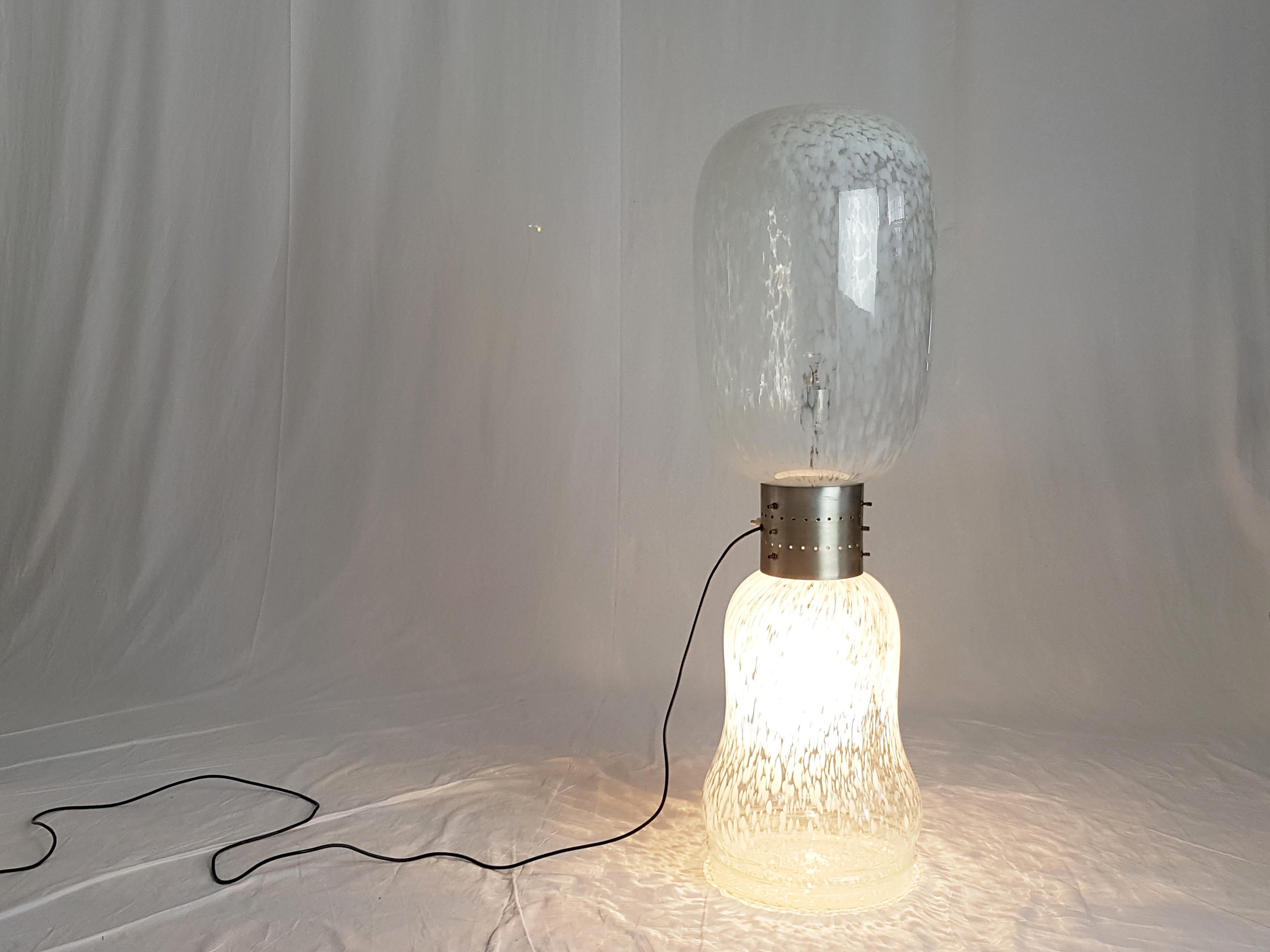 Italienisches Murano-Klarglas und weiße Glasschirme:: 1960er Stehlampe im Angebot 3