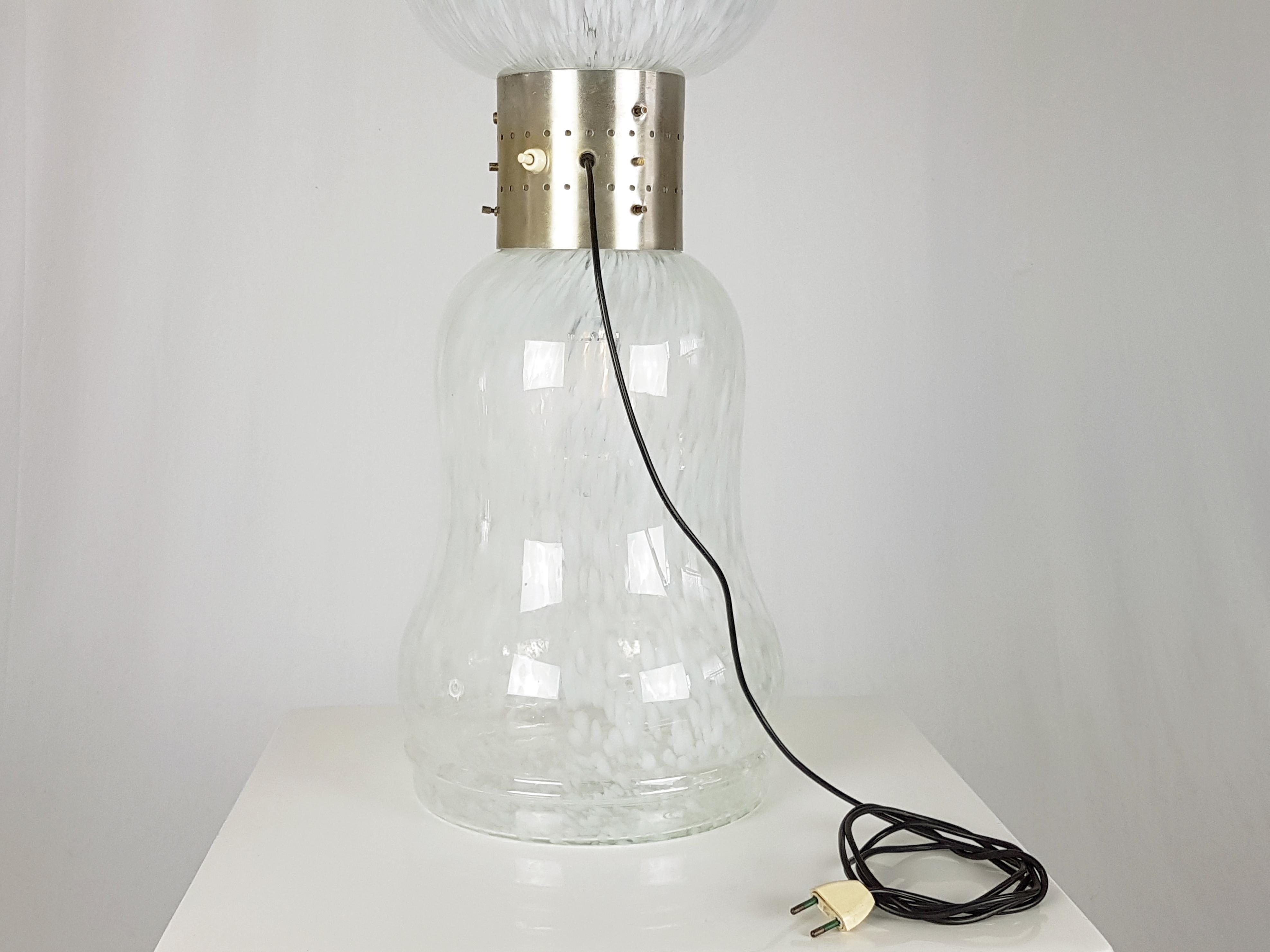 Italienisches Murano-Klarglas und weiße Glasschirme:: 1960er Stehlampe (Space Age) im Angebot