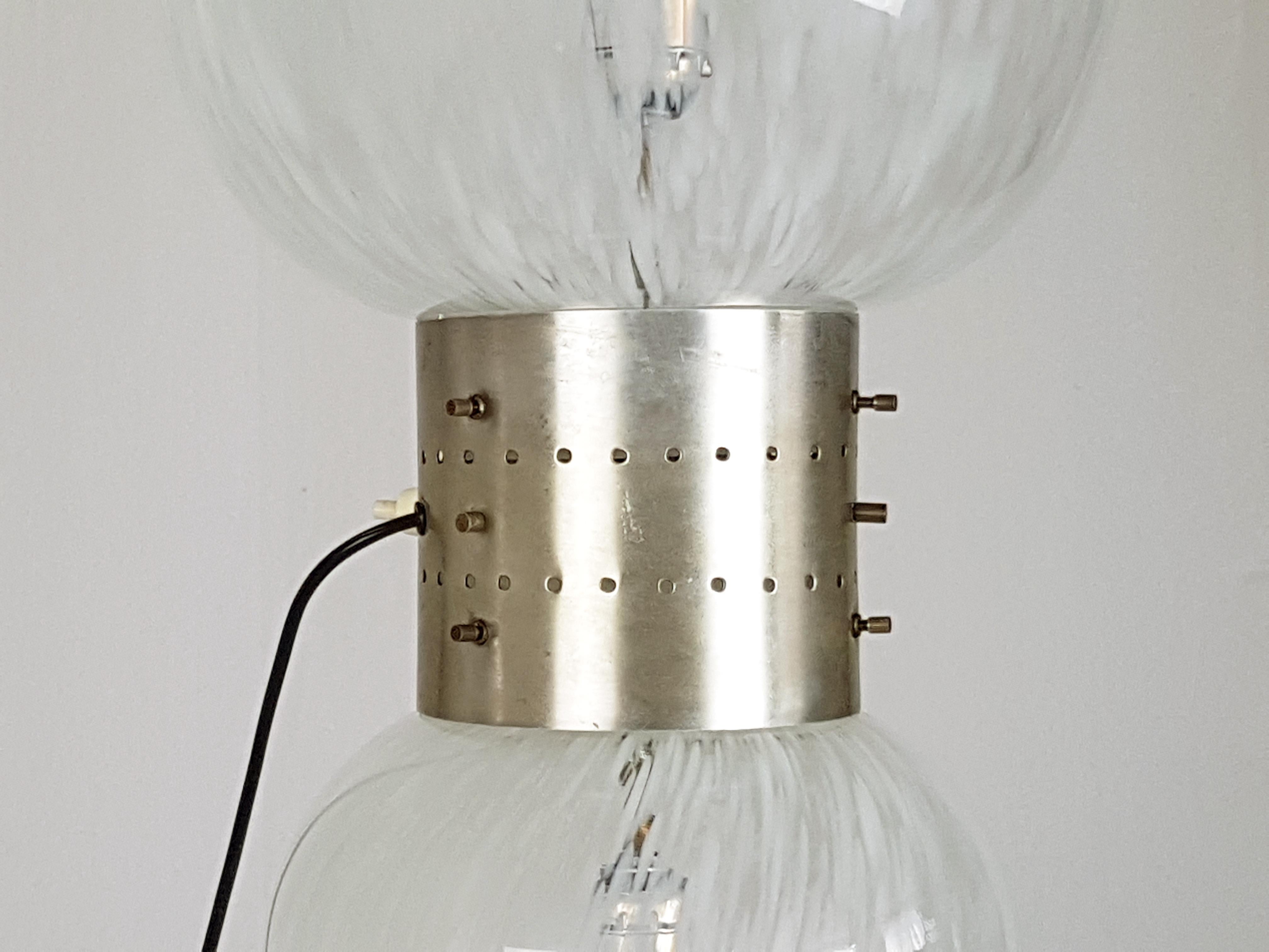 Italienisches Murano-Klarglas und weiße Glasschirme:: 1960er Stehlampe im Zustand „Gut“ im Angebot in Varese, Lombardia