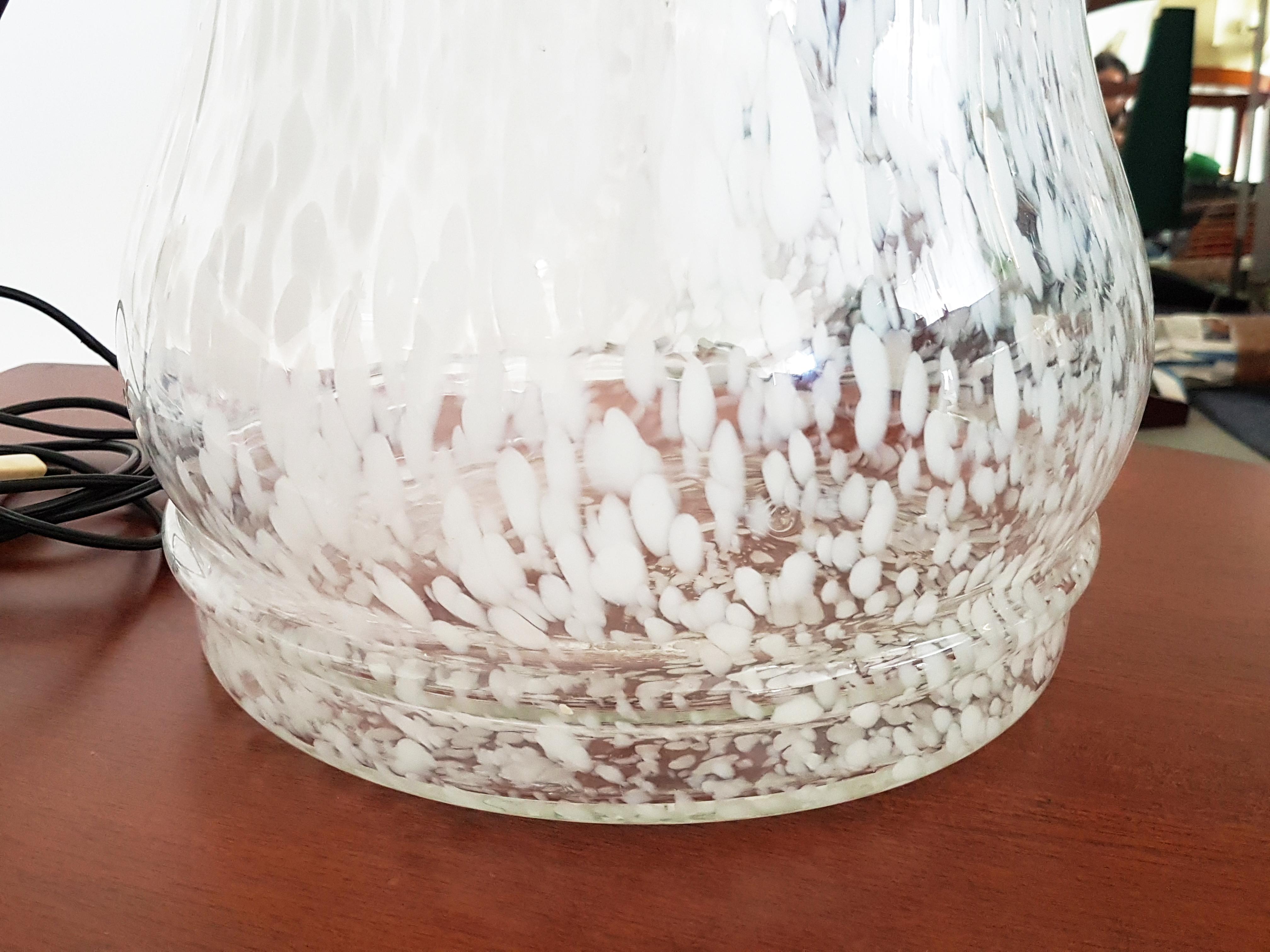 Italienisches Murano-Klarglas und weiße Glasschirme:: 1960er Stehlampe (Blech) im Angebot