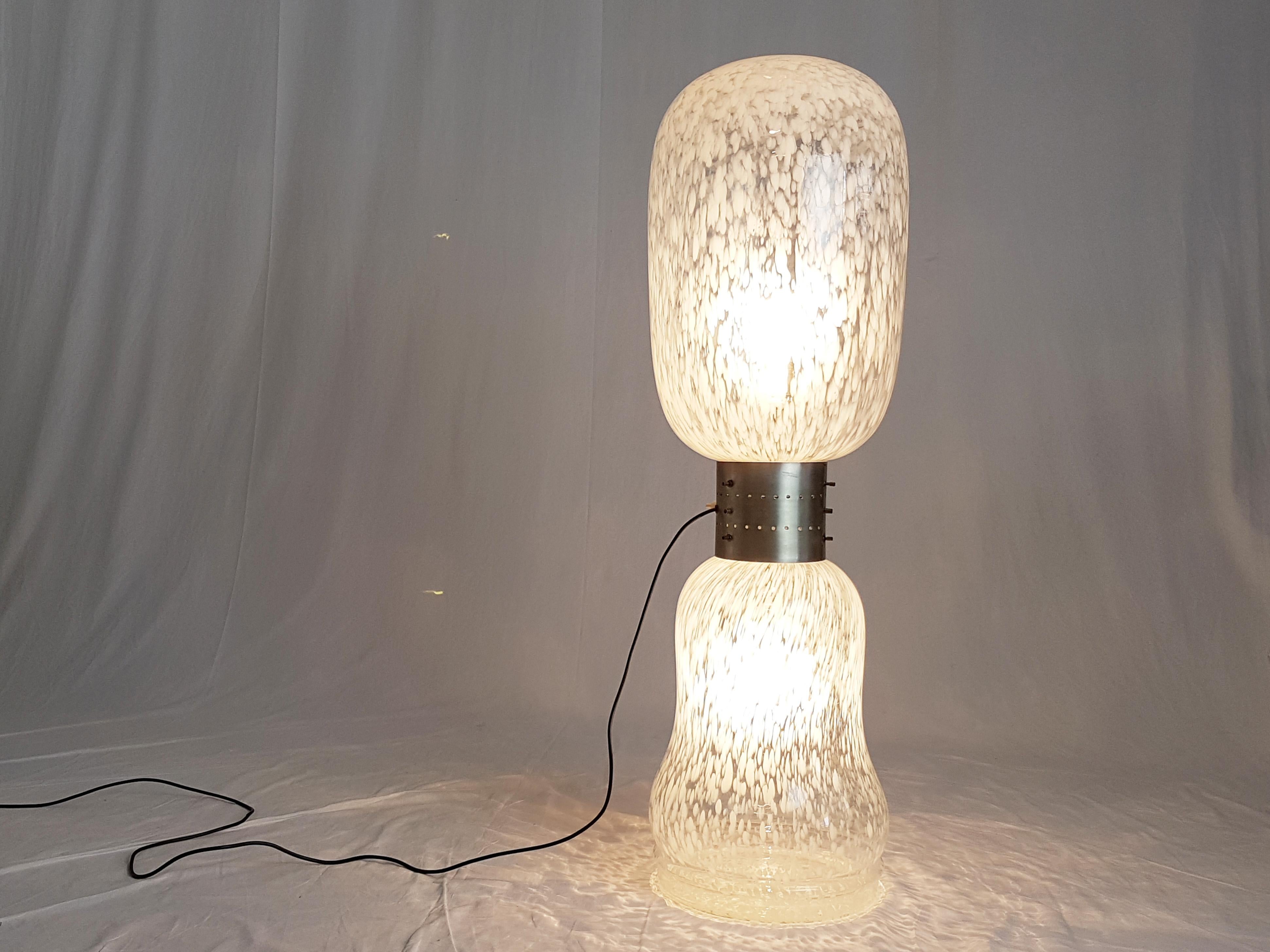 Italienisches Murano-Klarglas und weiße Glasschirme:: 1960er Stehlampe im Angebot 1