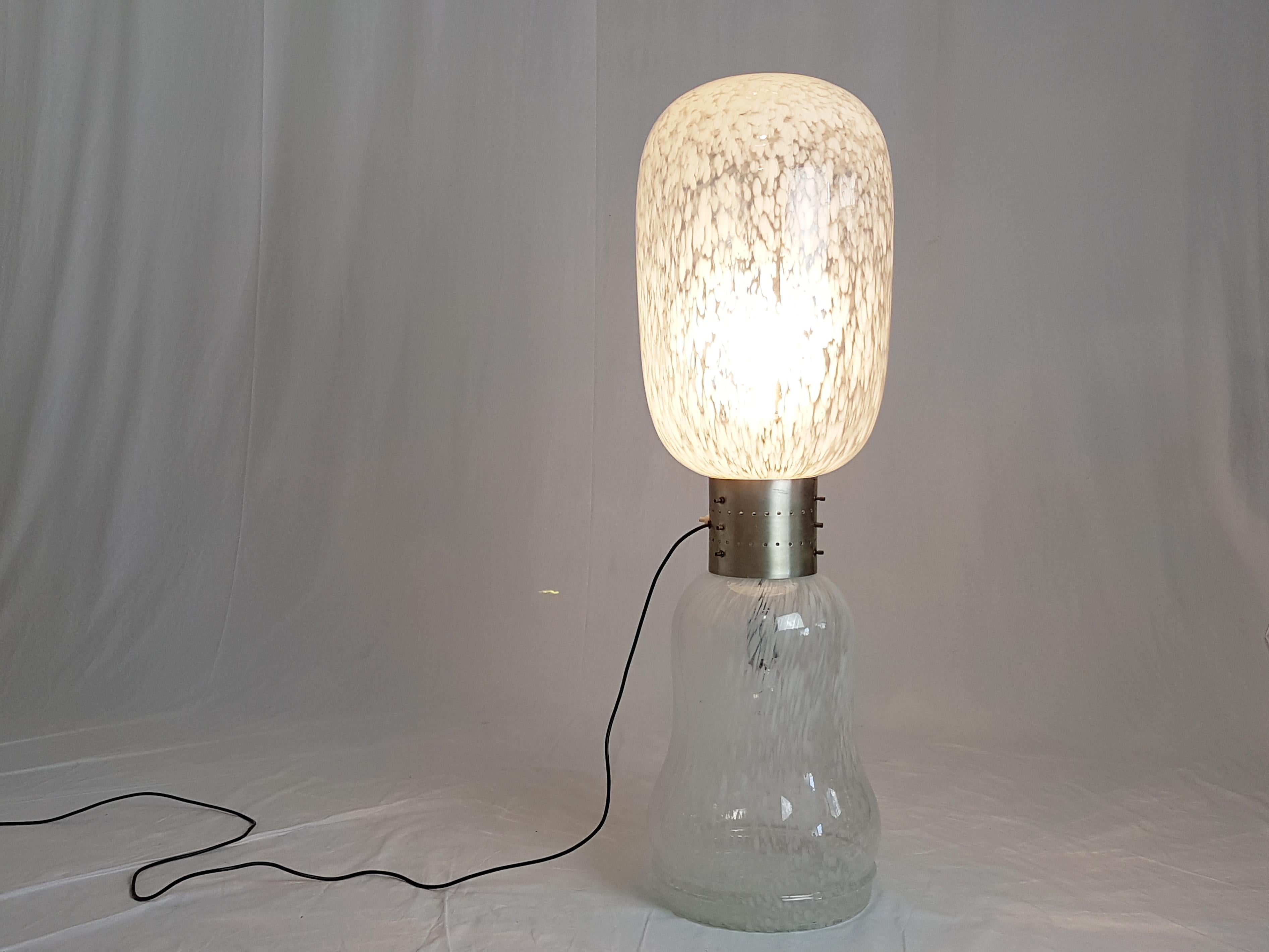Italienisches Murano-Klarglas und weiße Glasschirme:: 1960er Stehlampe im Angebot 2