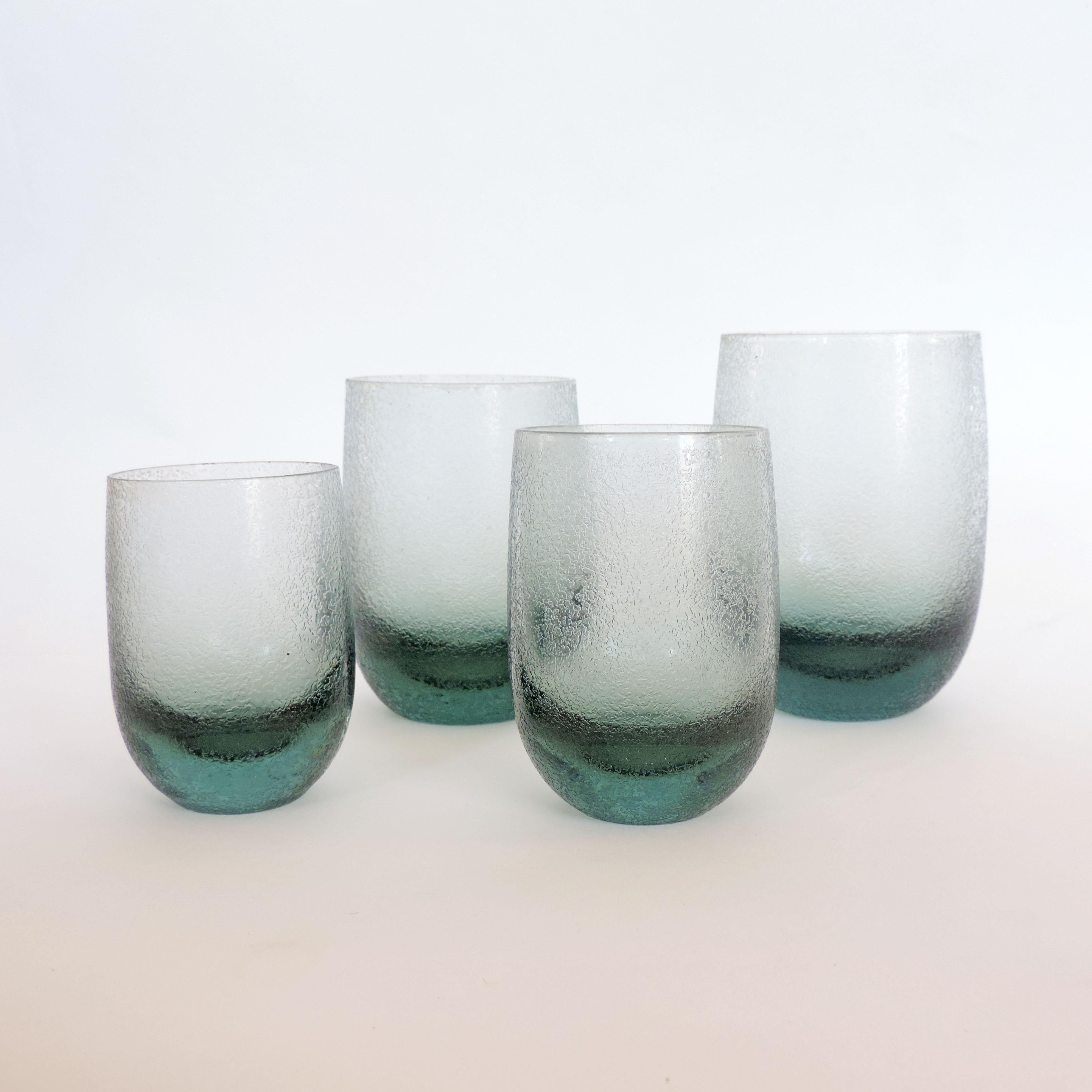 Ensemble de 32 verres à boire en verre italien Corroso de Murano.
8 pièces par taille, du verre à boire au verre à shooter.
Verre de couleur gris foncé/vert
Attribué à Seguso Vetri D'Arte
Non signé
Les autres mesures sont 
9 X 7 cm
8.2 X 6