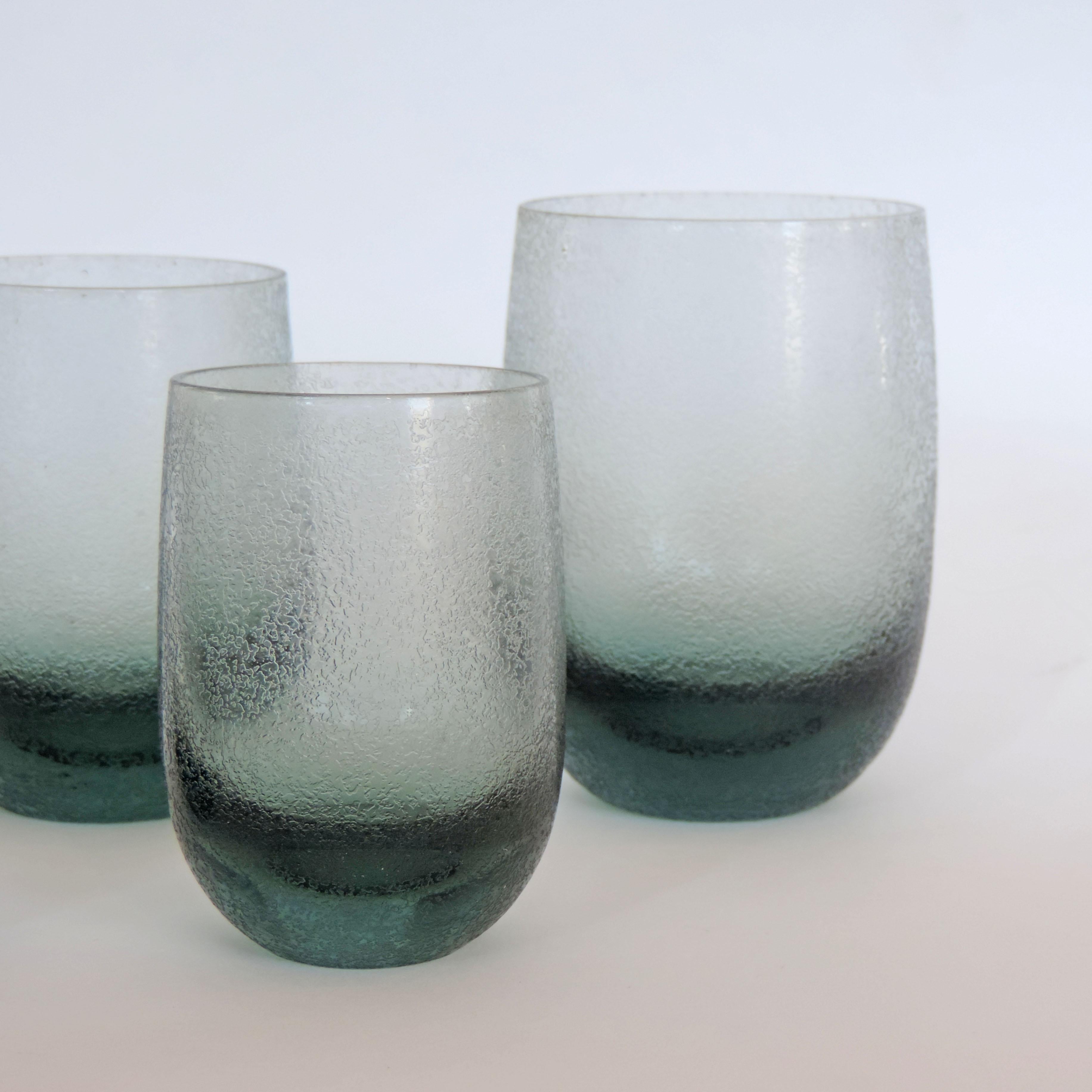 Mid-Century Modern Ensemble de 32 verres à boire en verre Corroso de Murano, années 1950 en vente