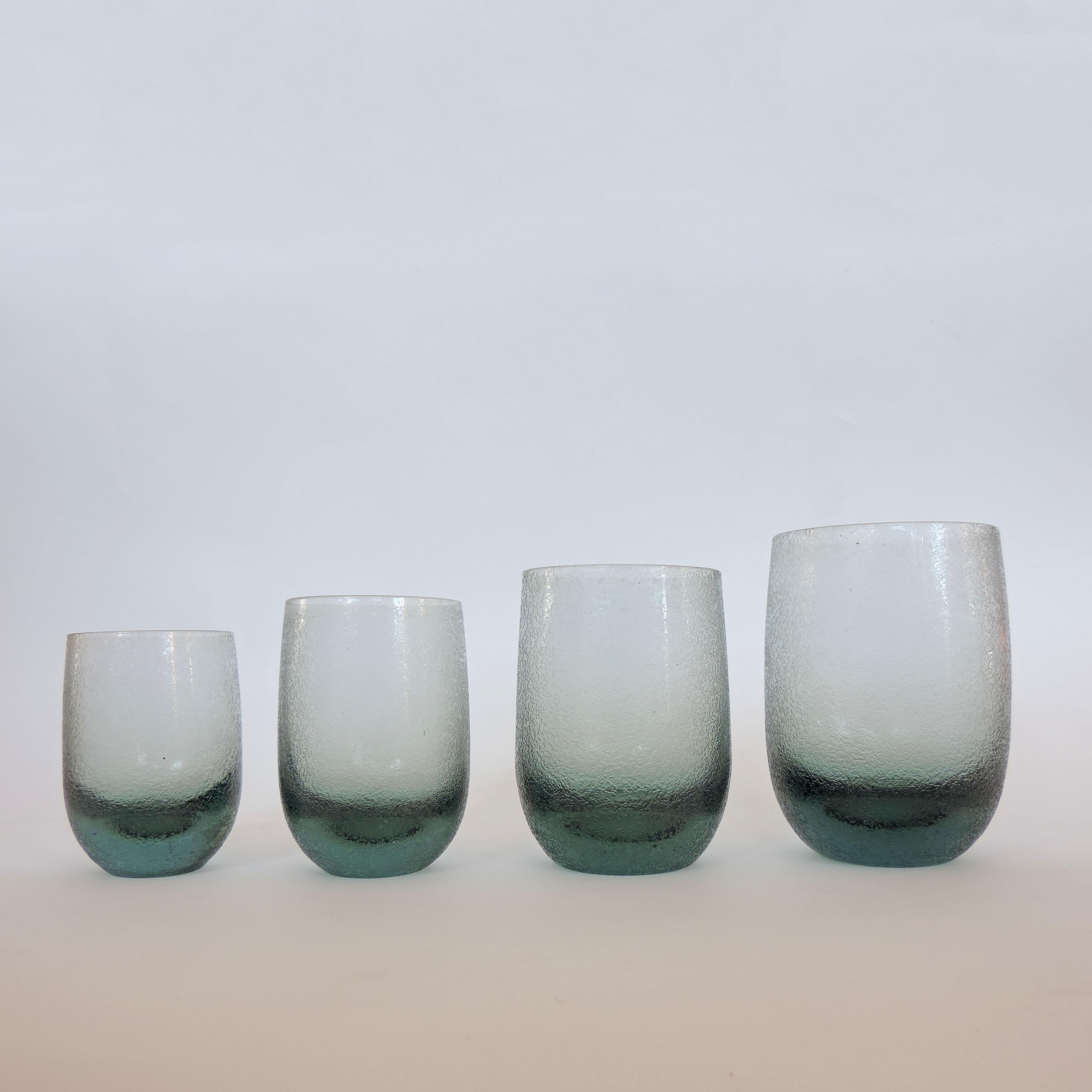 italien Ensemble de 32 verres à boire en verre Corroso de Murano, années 1950 en vente