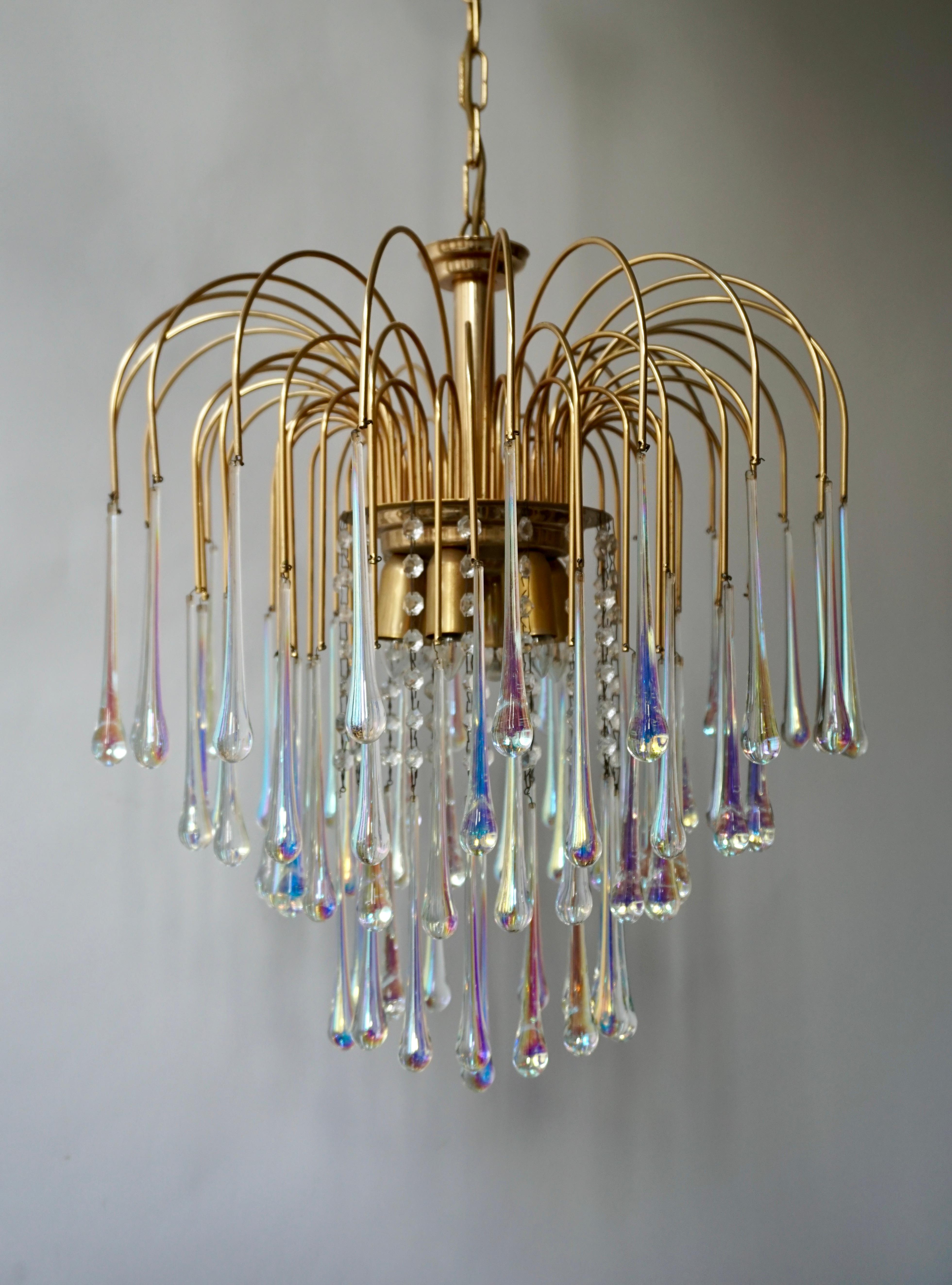 Italian Murano teardrop chandelier, made in the 1950s. Features a brass frame with clear iridescent Murano teardrop crystals.
Measures: Diameter 50 cm.
Height fixture 58 cm.
Total height including the chain and canopy 115 cm.
Six E14 bulbs.