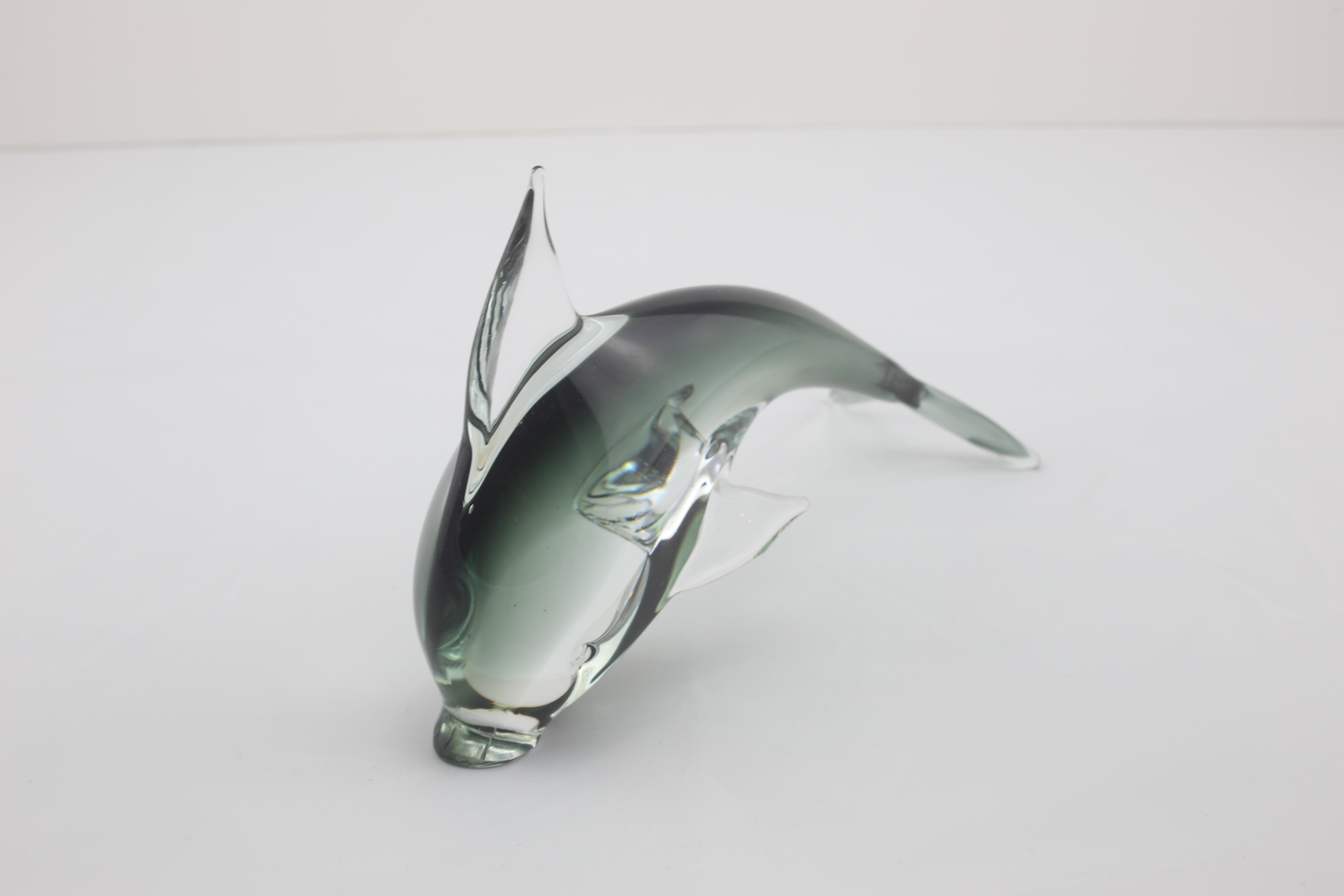 Mid-Century Modern Sculpture italienne moderne du milieu du siècle dernier de dauphin en verre de Murano vert et noir, années 1960 en vente