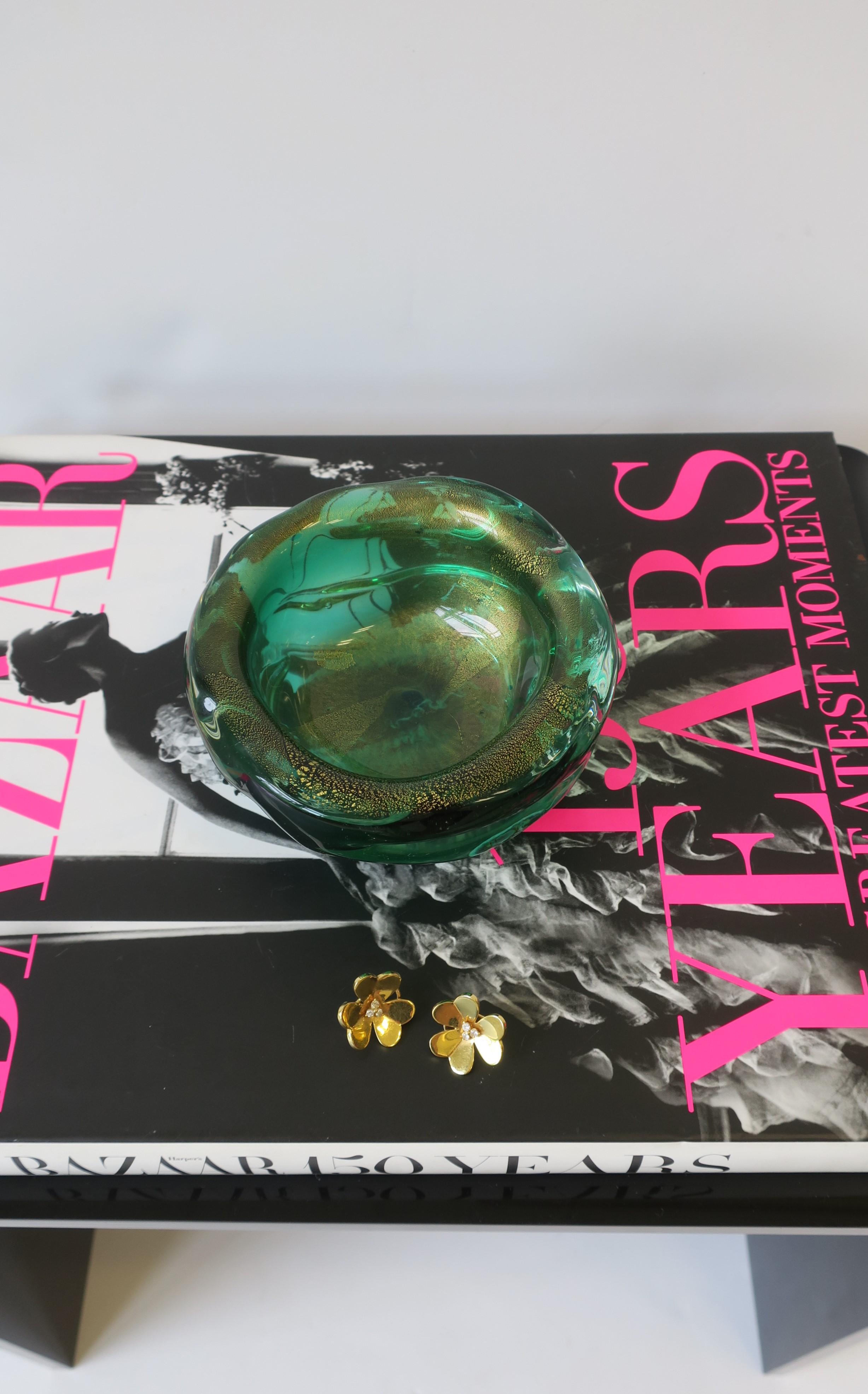 20th Century Italian Murano Emerald Green and Gold Art Glass Bowl For Sale