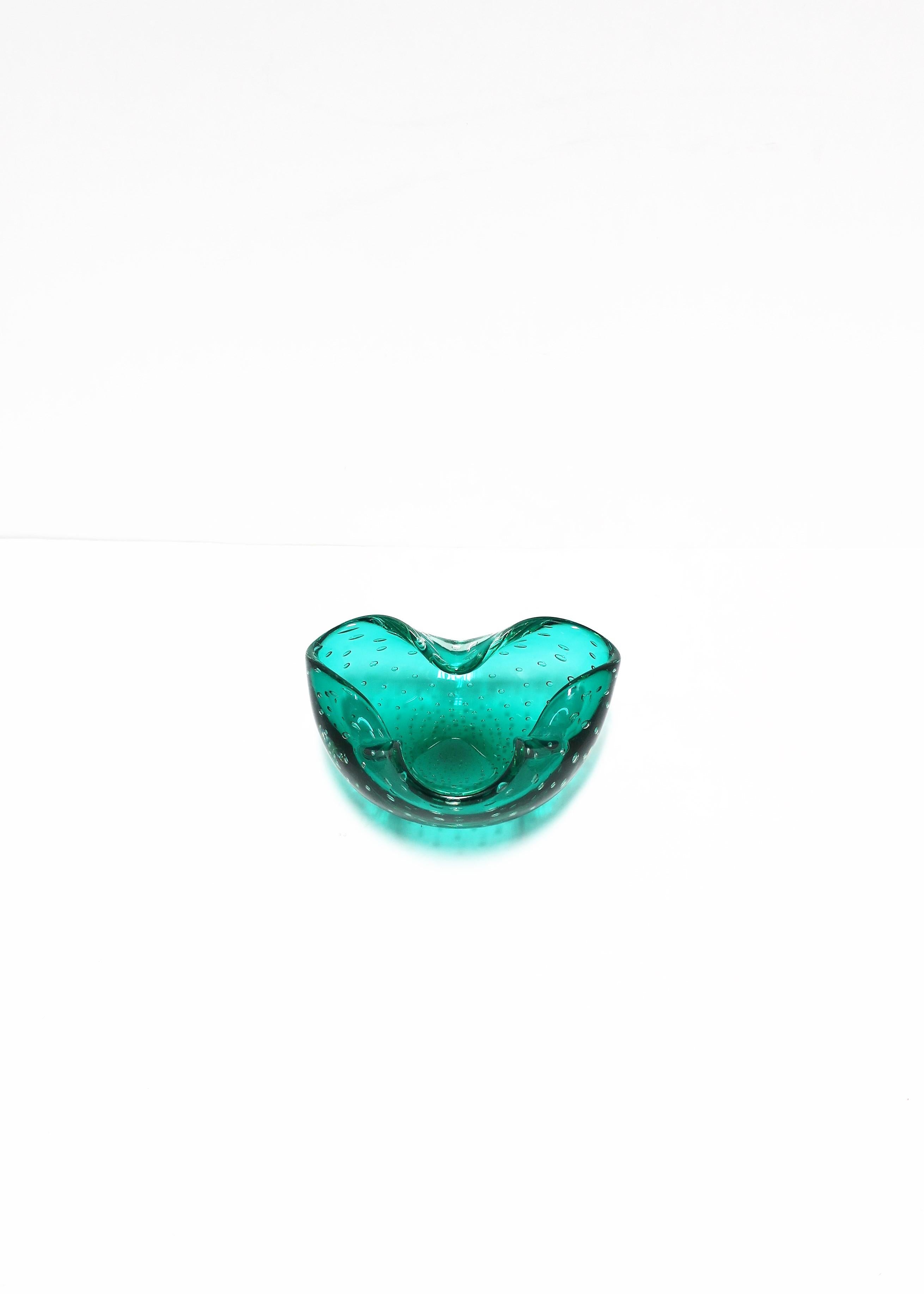 Italian Murano Emerald Green Art Glass Bowl after Seguso For Sale 4