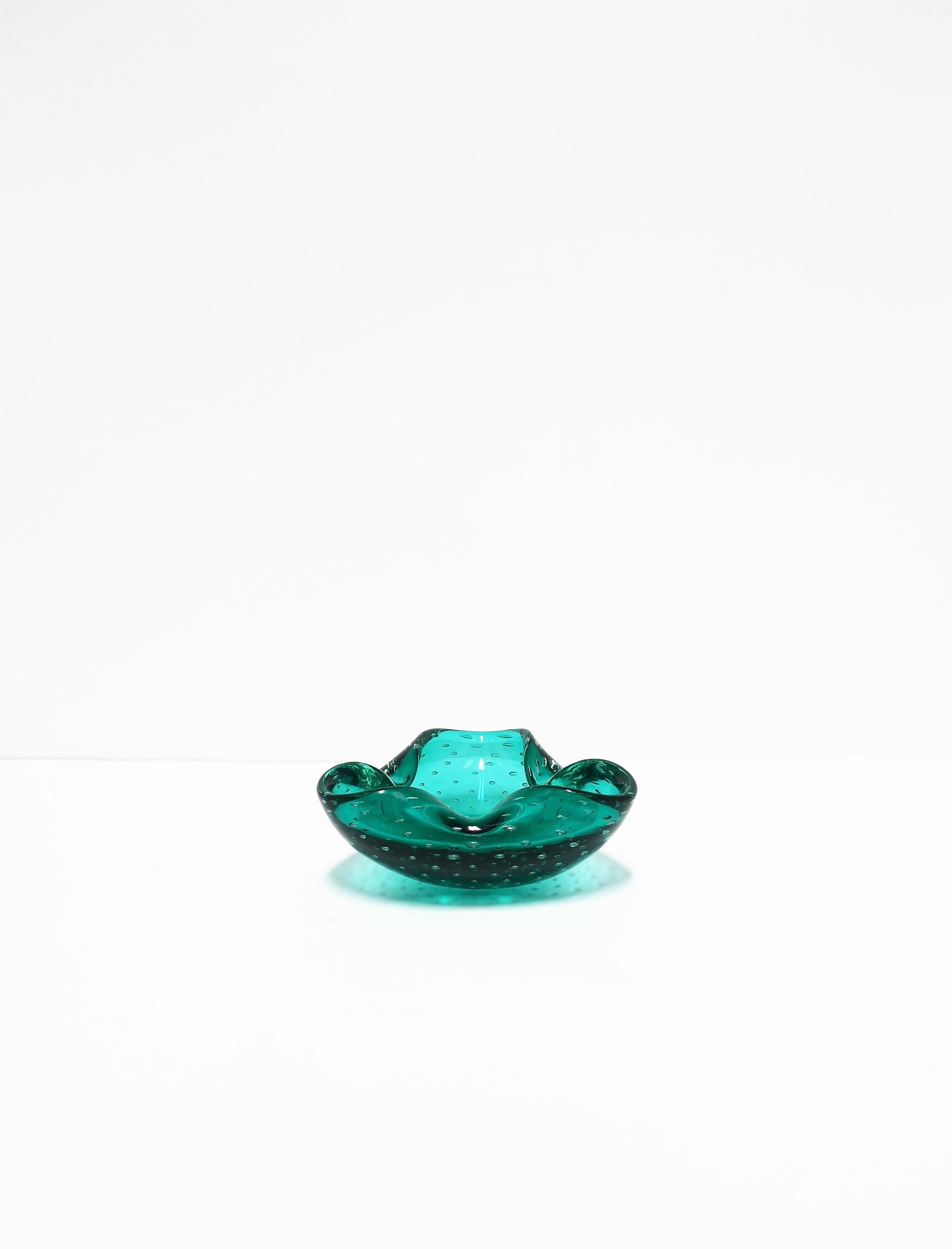 Italian Murano Emerald Green Art Glass Bowl after Seguso For Sale 5