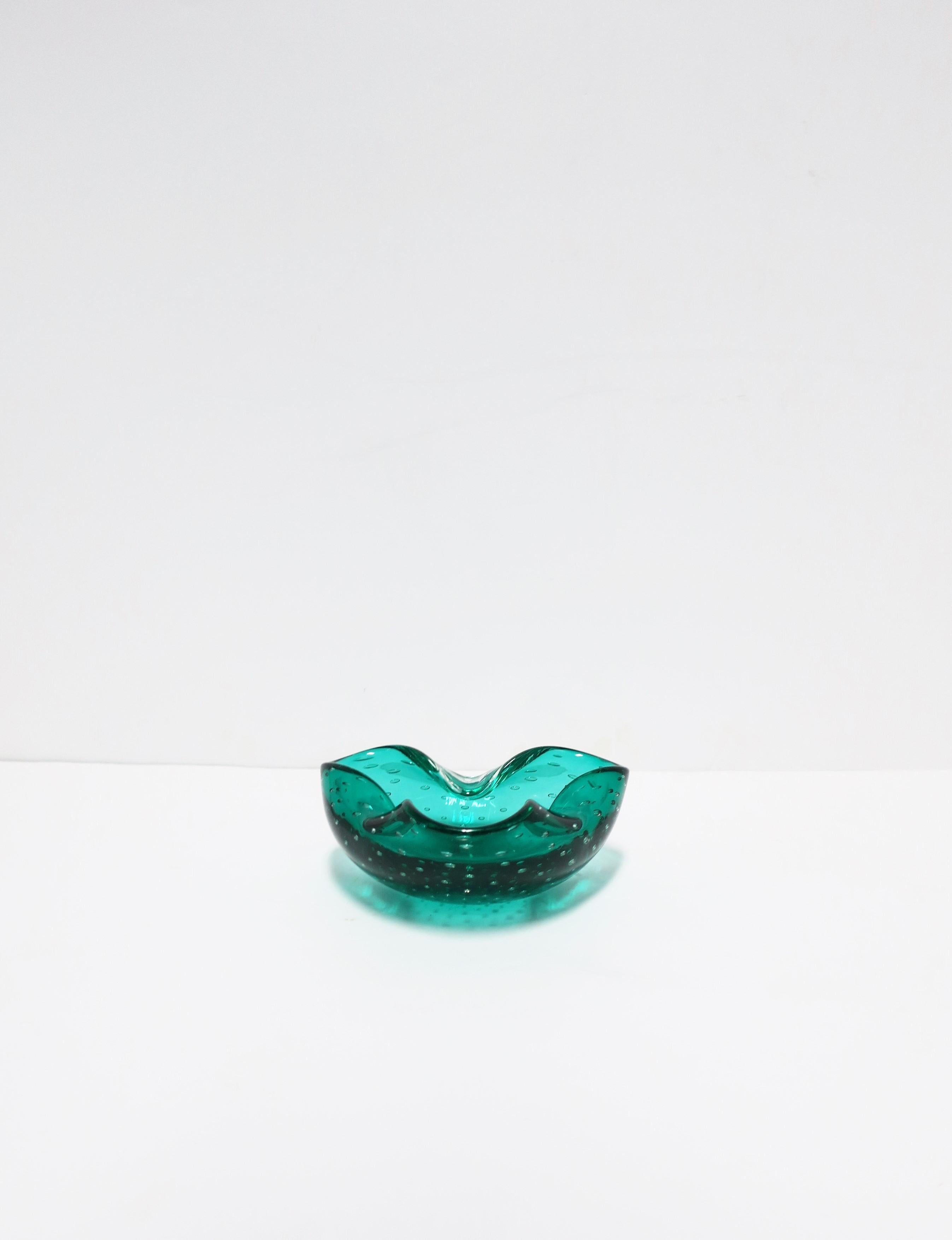 Italian Murano Emerald Green Art Glass Bowl after Seguso For Sale 3