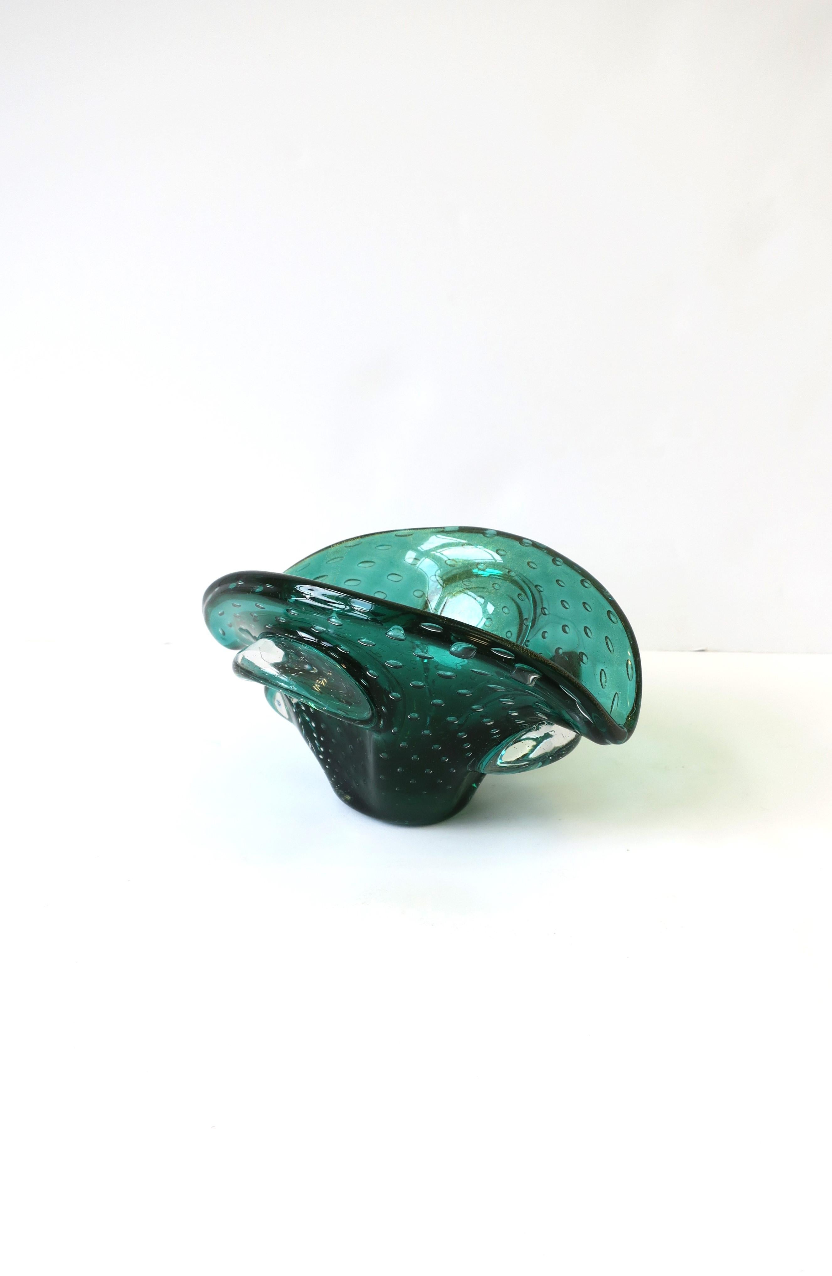 Mid-Century Modern Italian Murano Emerald Green Art Glass Bowl after Seguso, circa 1960s For Sale