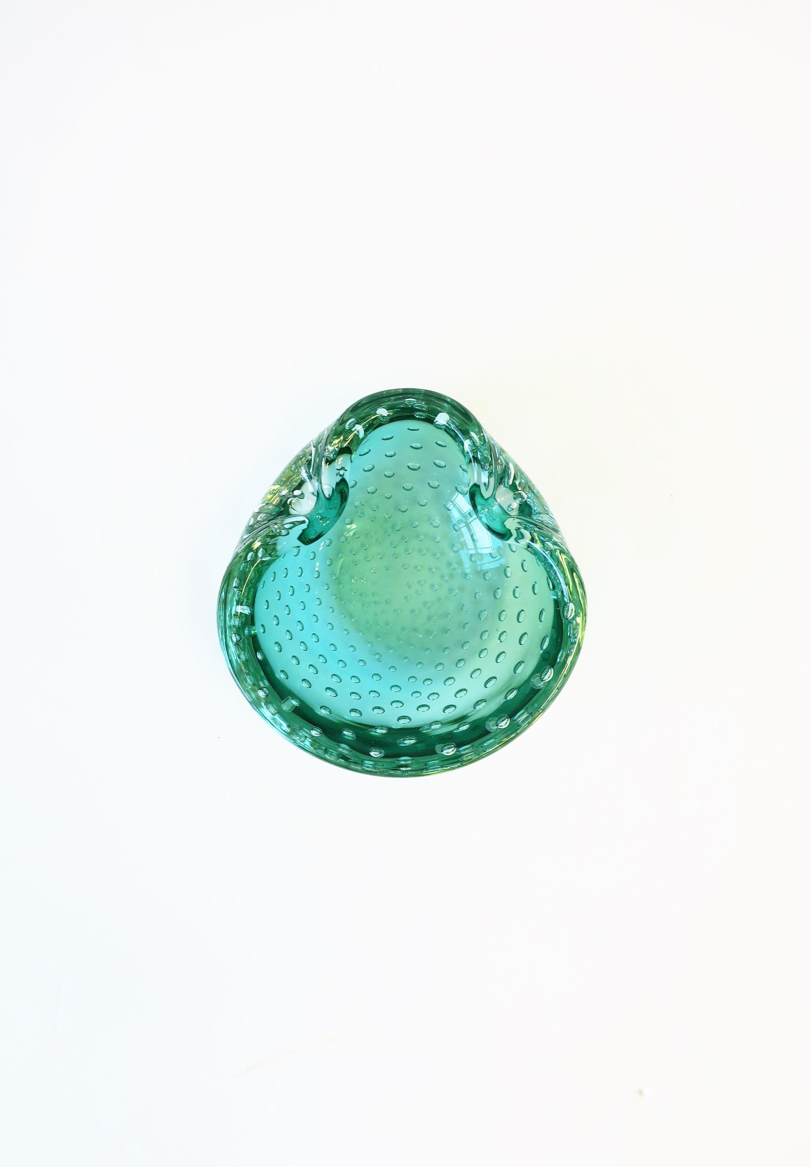 A beautiful Italian Murano art glass bowl with a controlled bubble design, after designer Alfredo Barbini, circa late 20th century, Italy. Bowl measures: 2.25
