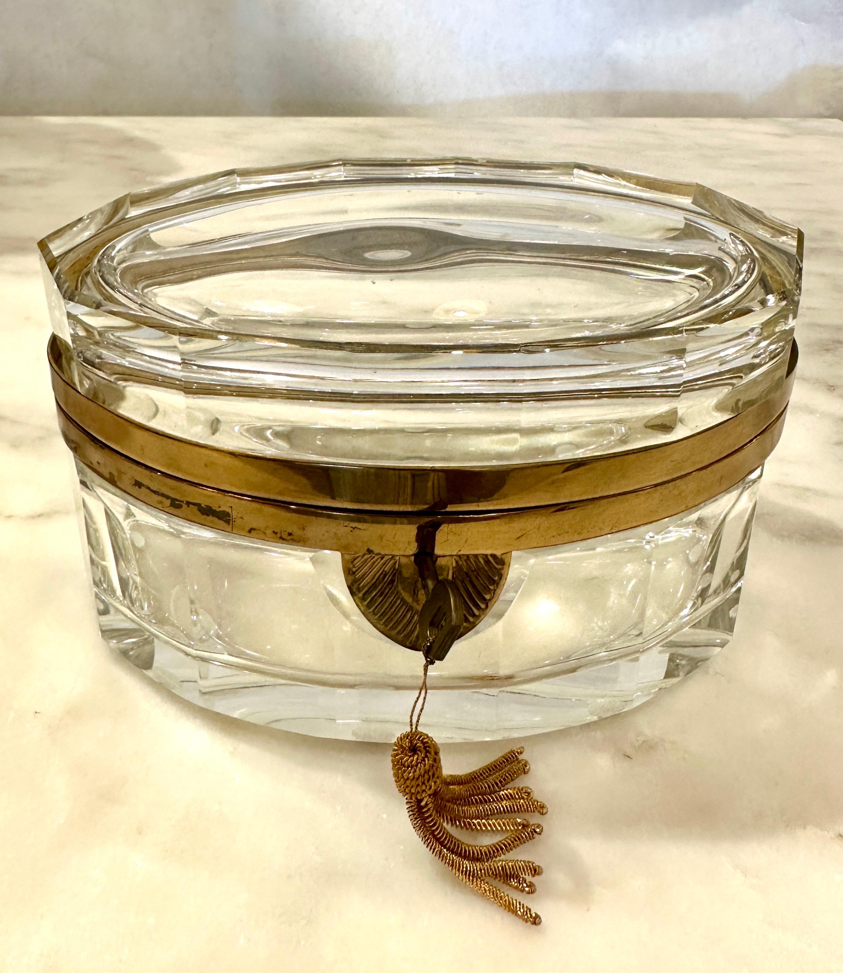 Cette magnifique boîte à charnière en verre de Murano est en verre clair facetté, avec une garniture en laiton et une clé décorative et un pompon d'origine.  Il s'agit d'un merveilleux accessoire de bureau ou de coiffeuse.  CET ARTICLE EST SITUÉ ET