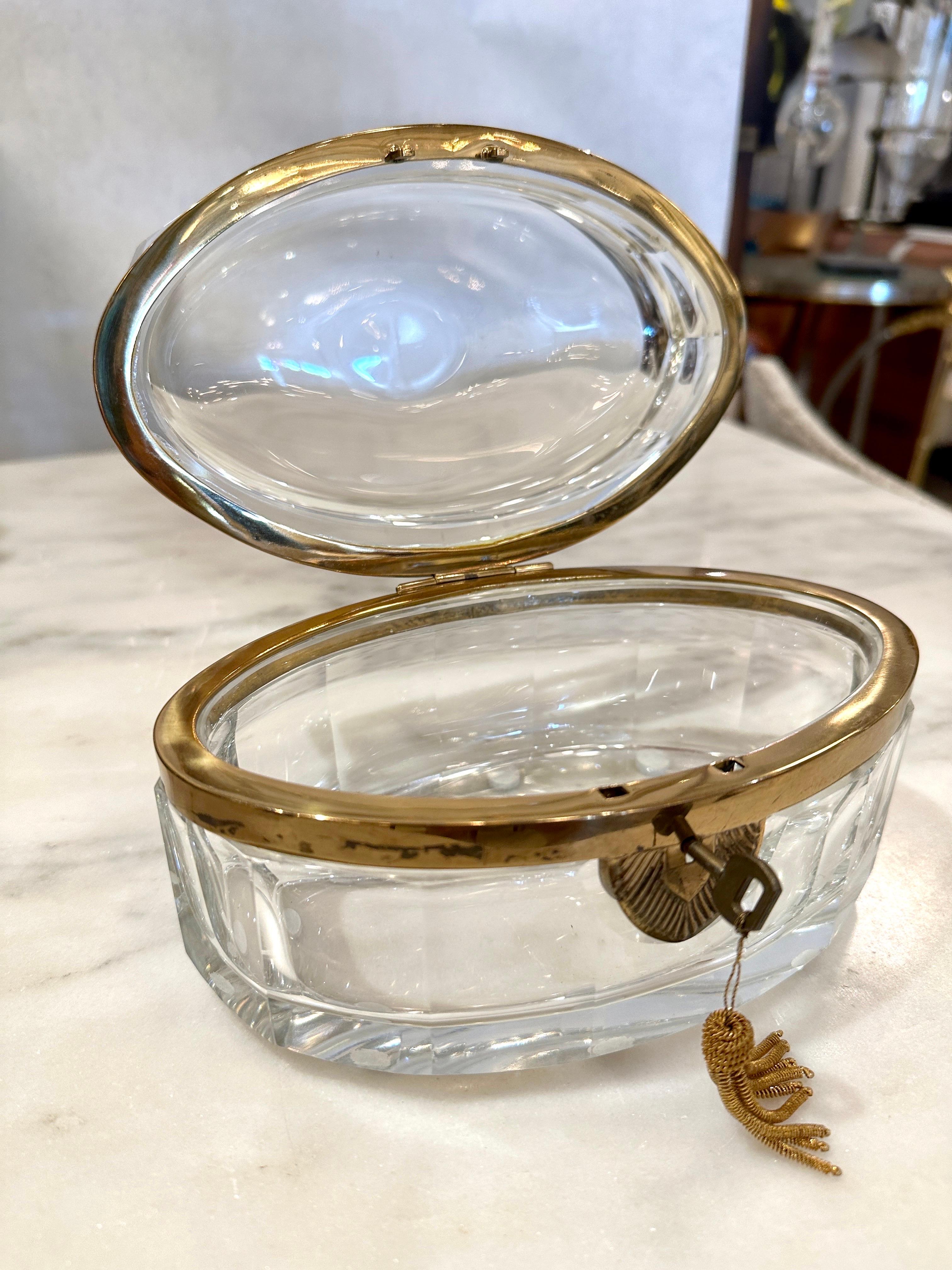 Doré Boîte à charnière / boîte à bijoux italienne en verre facetté et laiton de Murano en vente