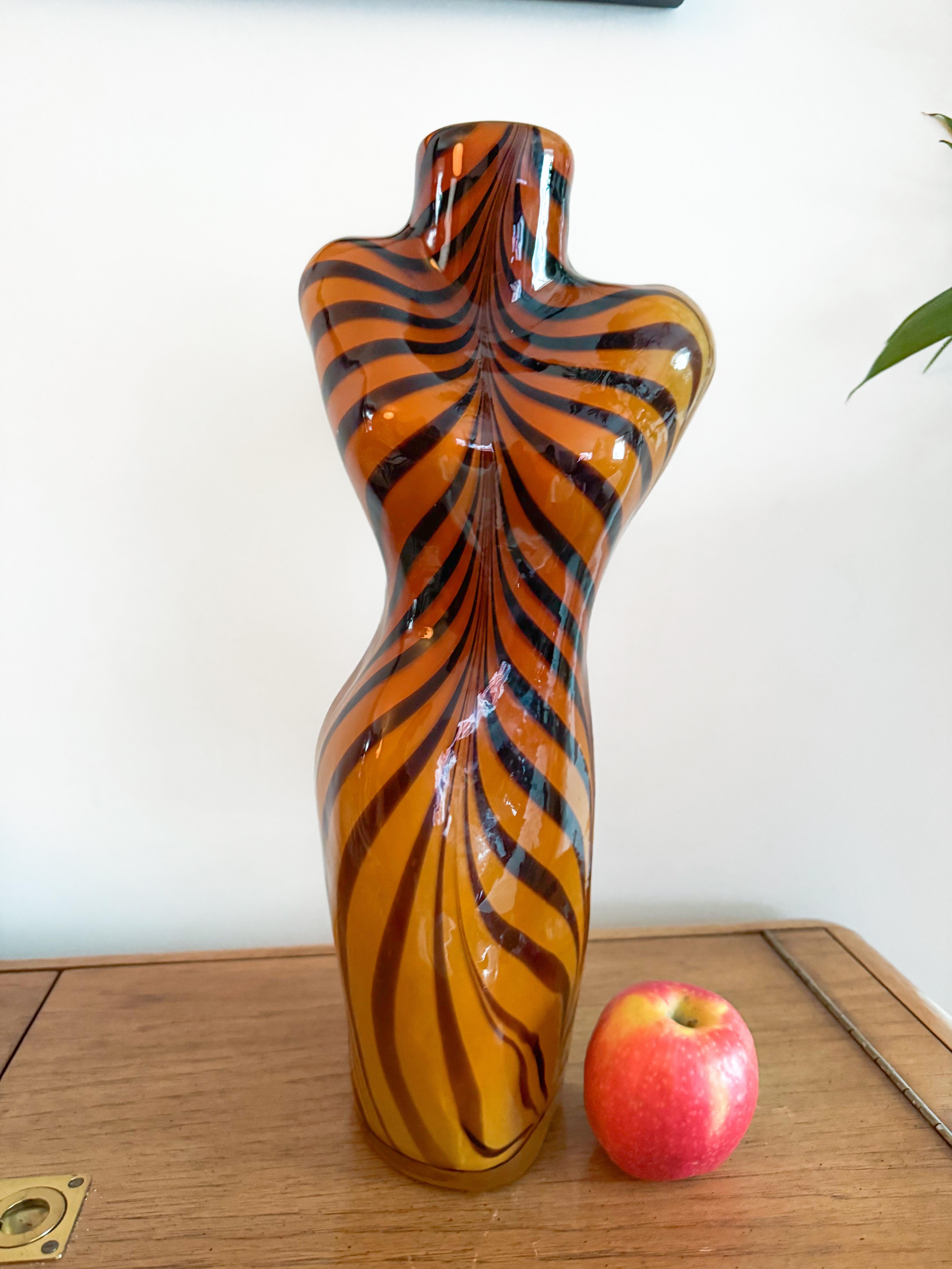 Postmoderne Vase en ambre à rayures tigrées, corps de femme torse, soufflé à la main, Murano, Italie, années 1980 en vente